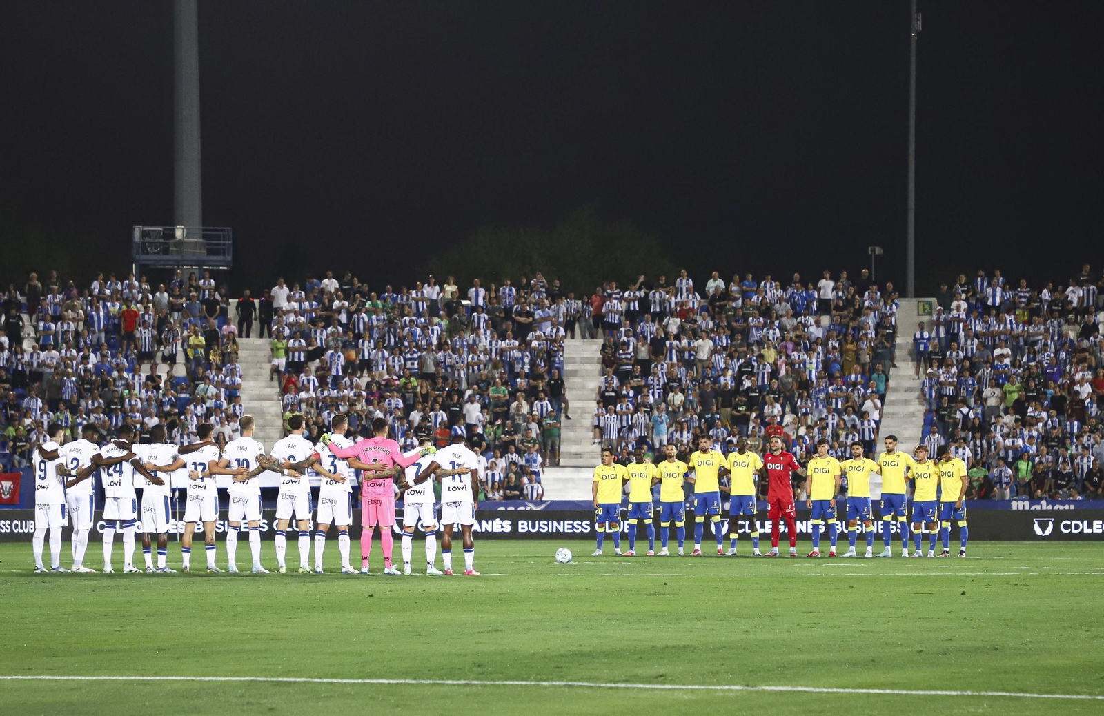Fornaciones del Leganés y el Cádiz antes del partido.