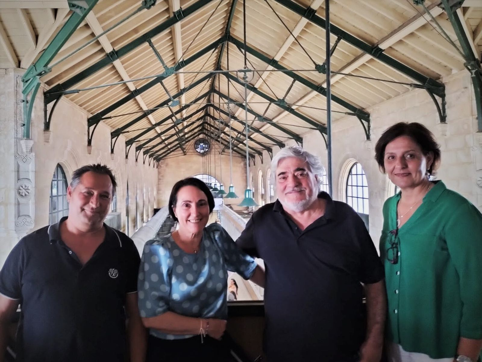 La delegada Nela García visita el mercado de abastos central.