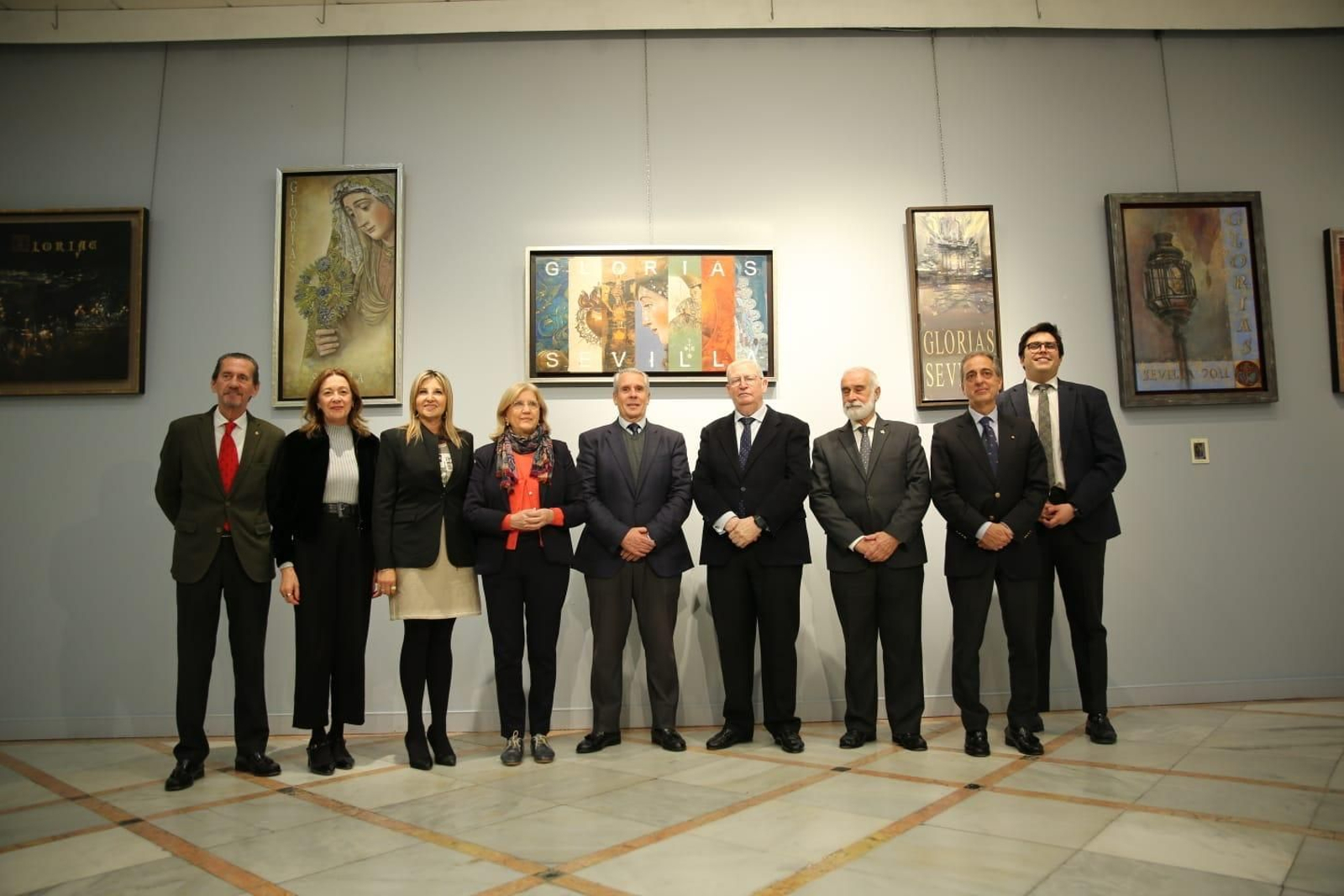 Fotografía de familia durante la inauguración de la exposición