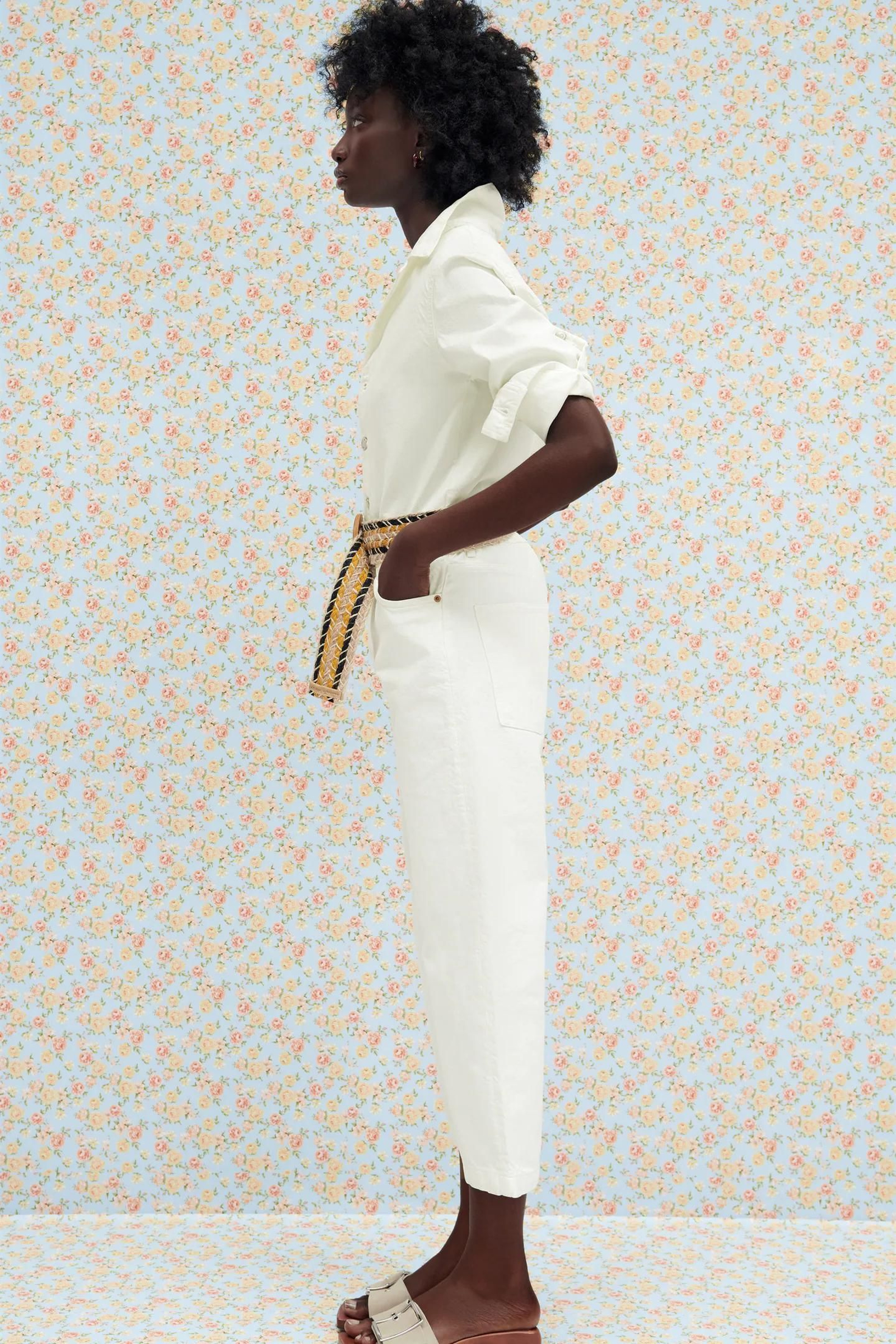 El mono vaquero de Zara de color blanco.