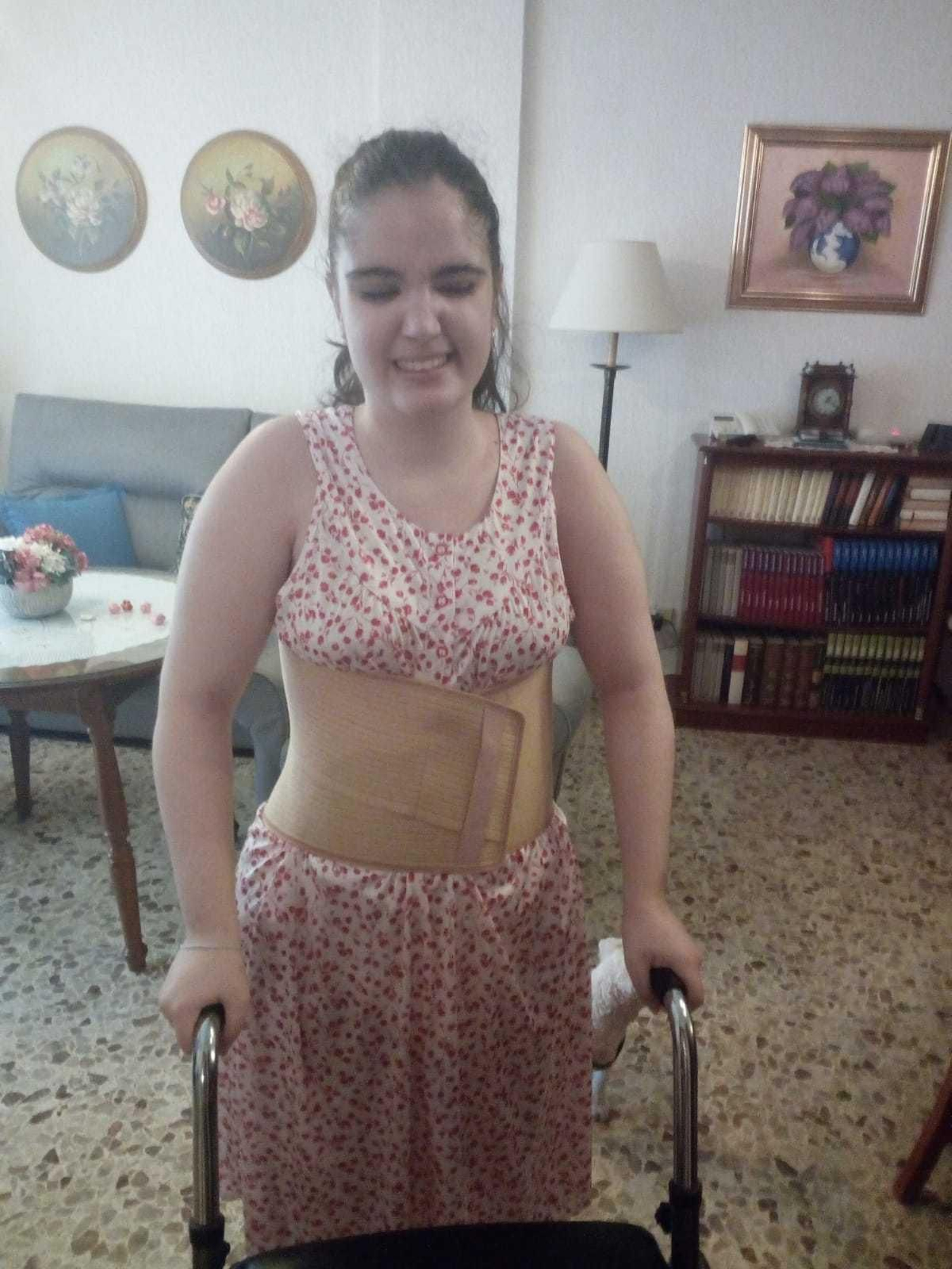 Alba Pacheco dando pasos y sentada, dos posiciones en las que no podía estar antes de la operación.