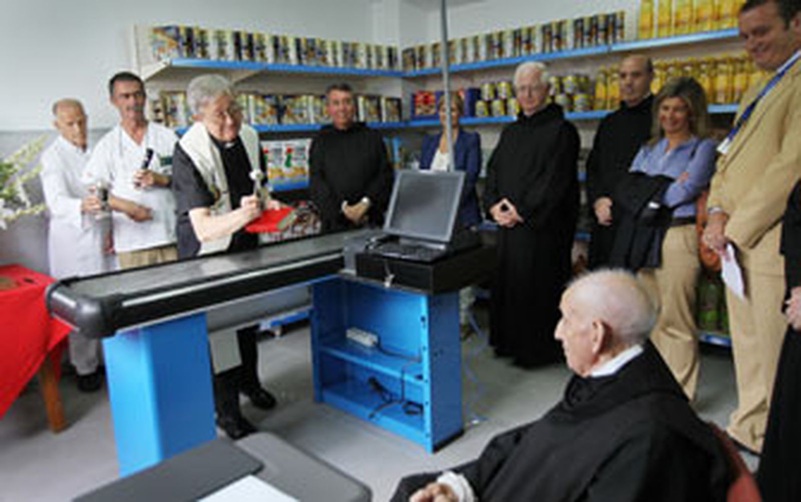 El hospital Juan Grande abre su economato para 120 familias