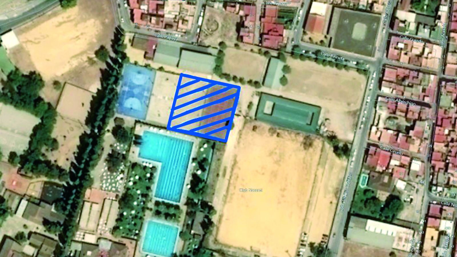 Vista aérea indicando dónde se construirá la piscina cubierta, entre la cancha de baloncesto y la zona hípica.