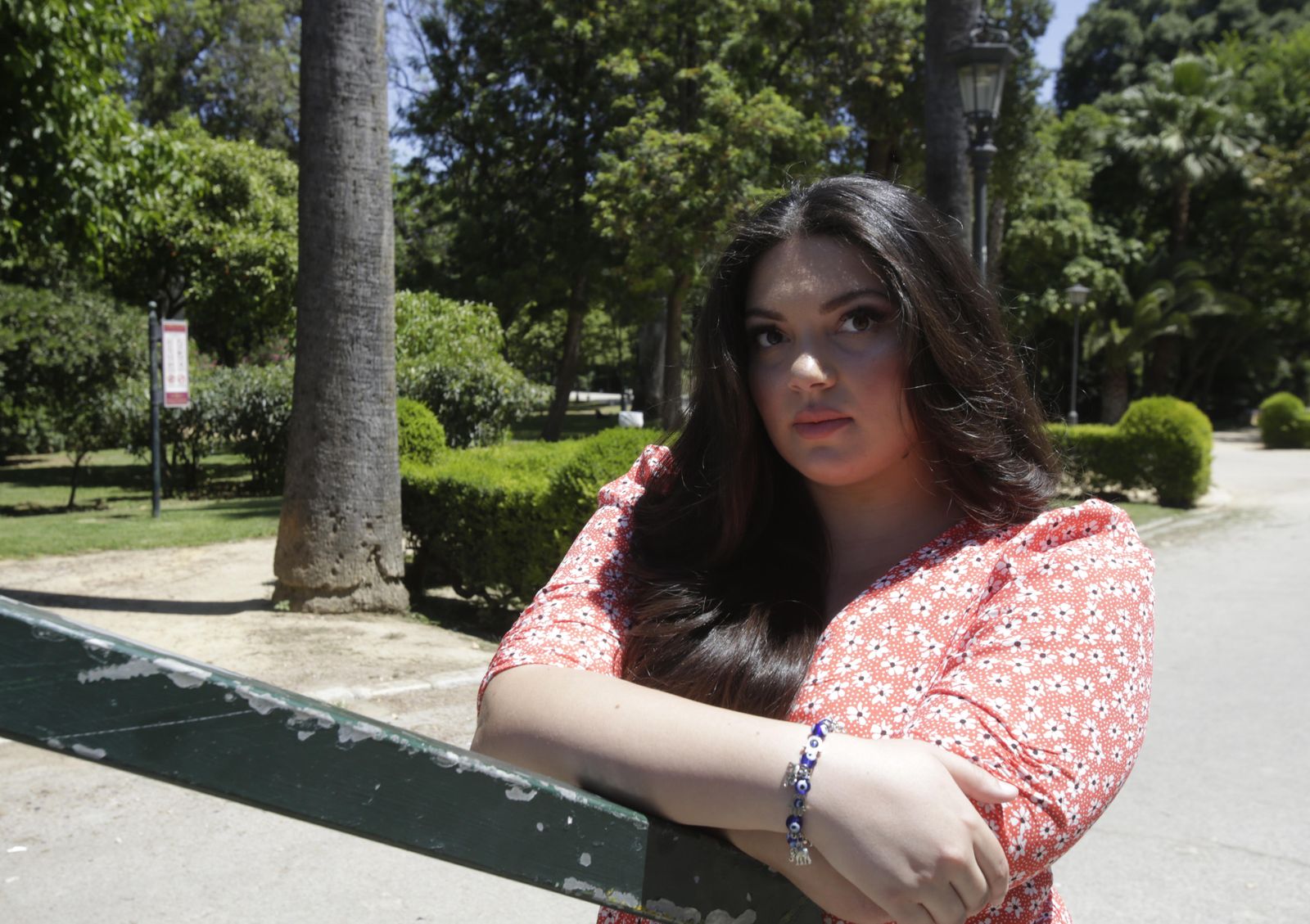 La joven Greyce Medina en el Parque de María Luisa.