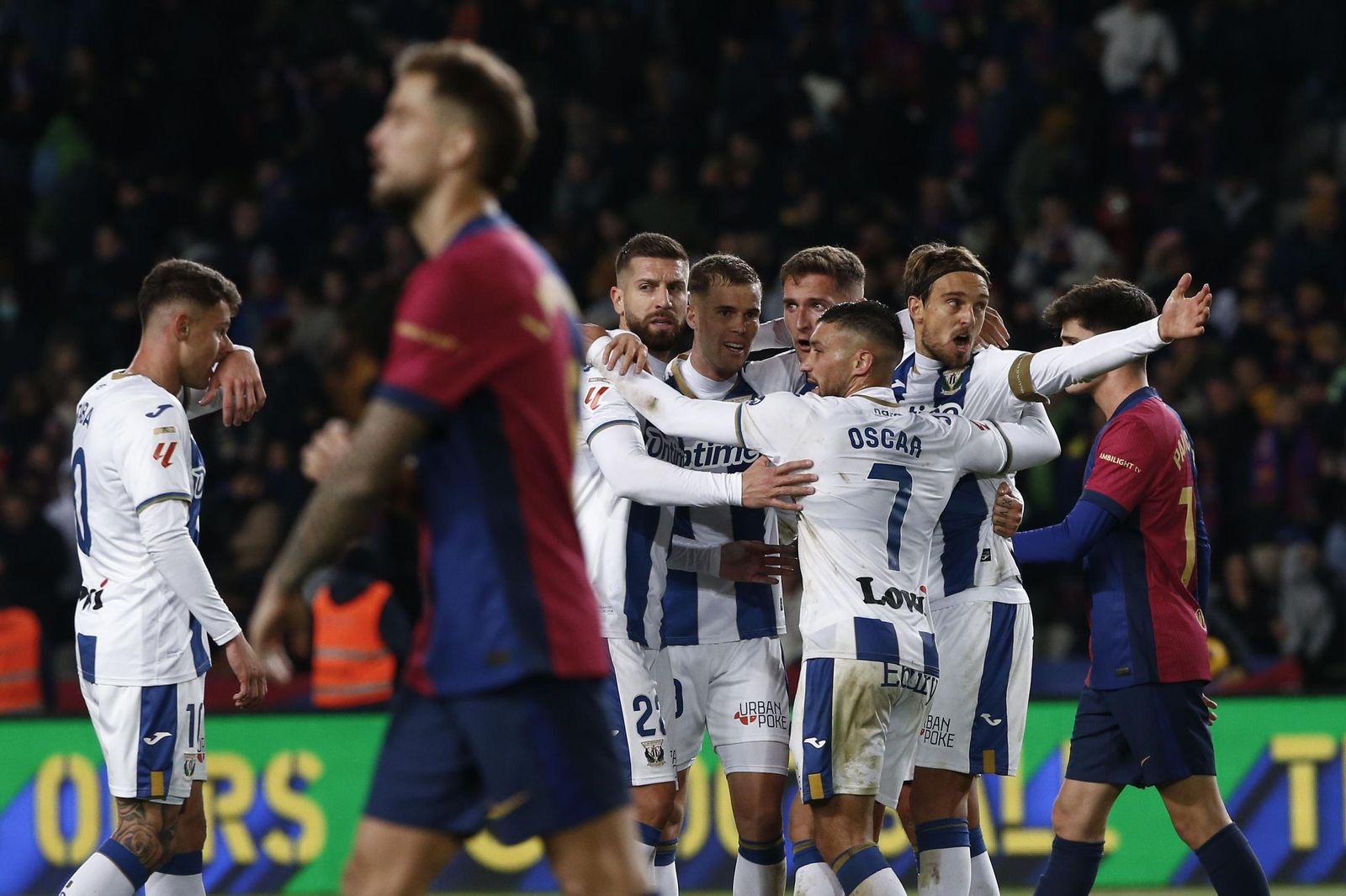 Los futbolistas del Leganés celebran el histórico triunfo frente al Barcelona.