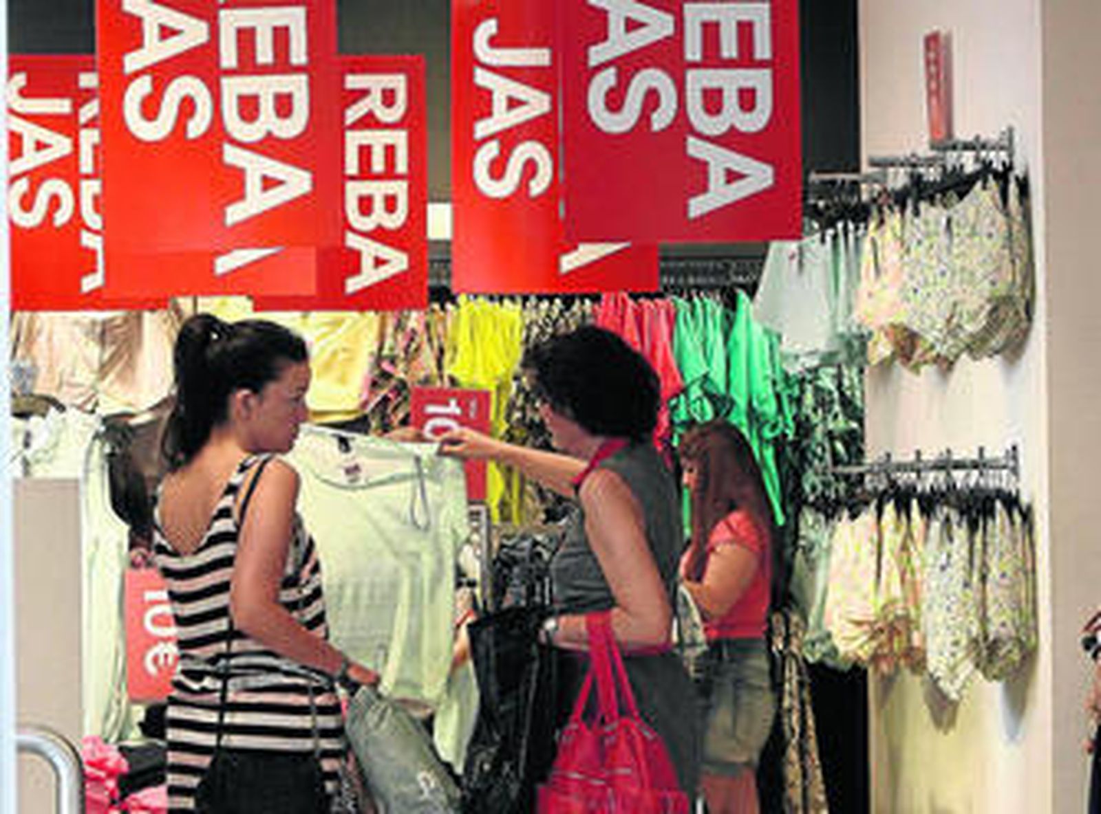 El comienzo de las rebajas en los comercios sevillanos en la jornada del pasado domingo.