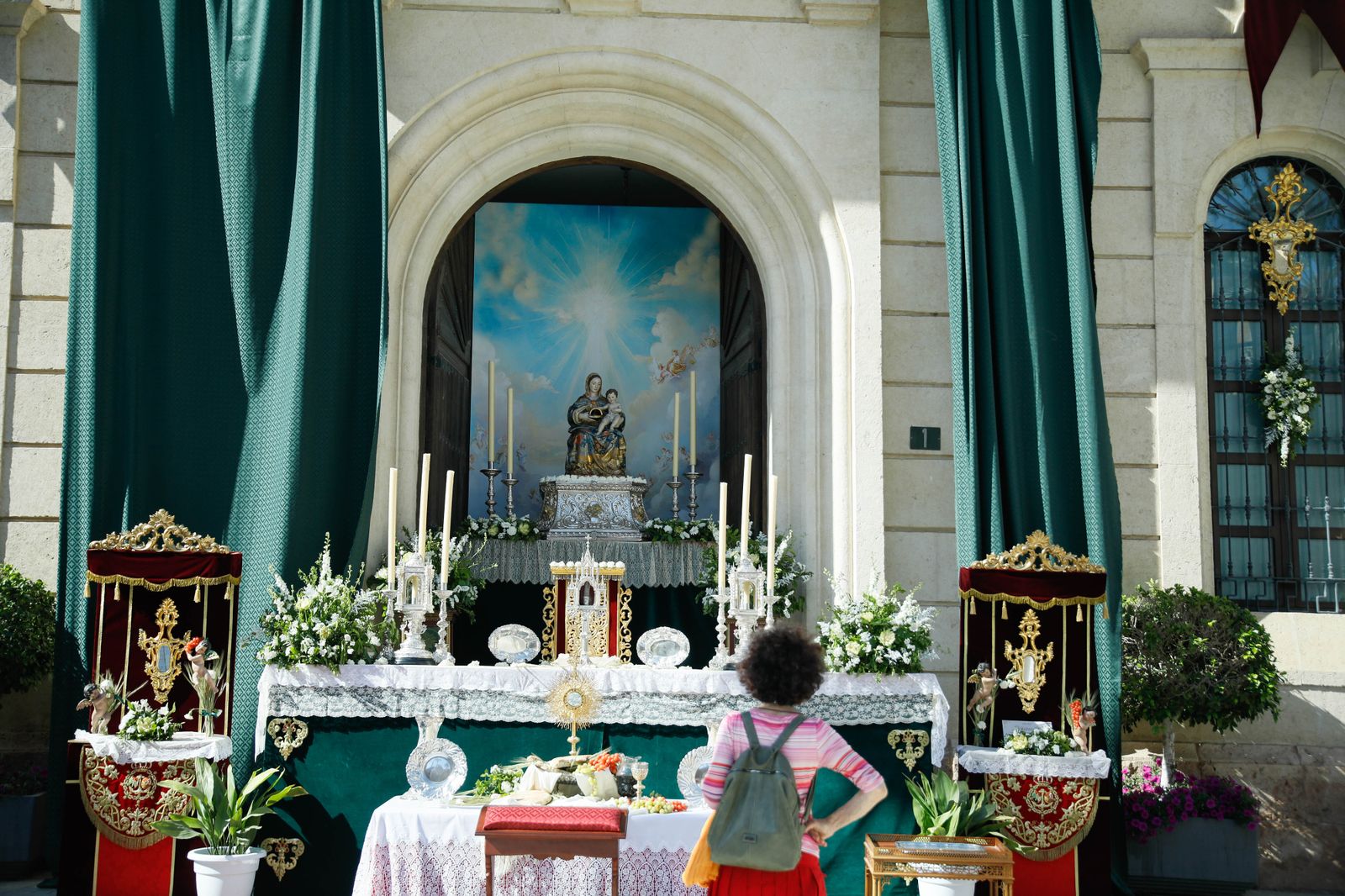Imágenes de la procesión del Corpus Christi en Almería: así han sido la misa y la posterior marcha por la capital