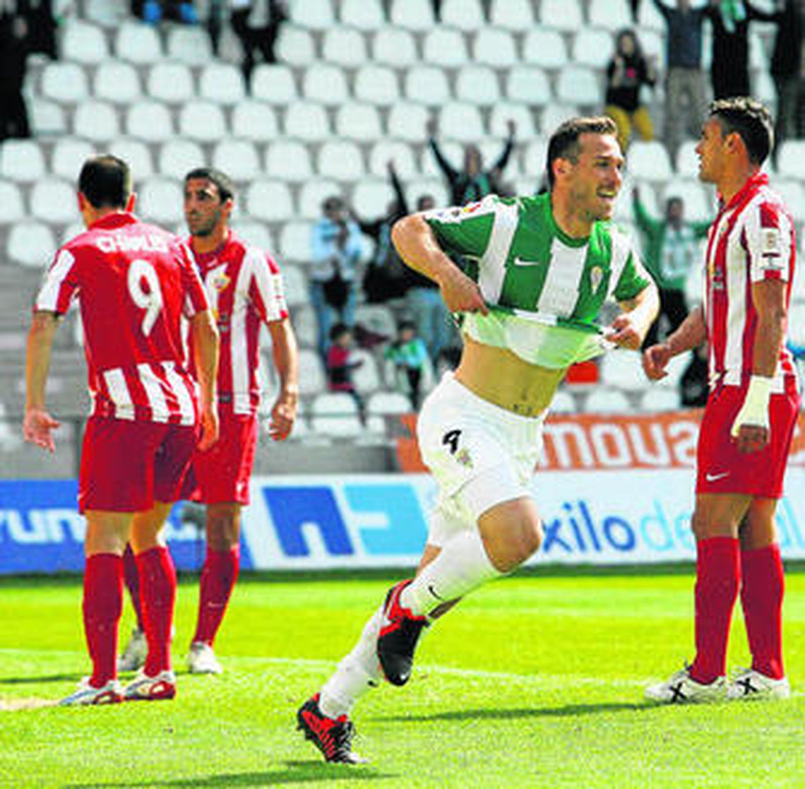 Xisco celebra su gol ante la desilusión de Charles, Pellerano y Marcelo Silva.