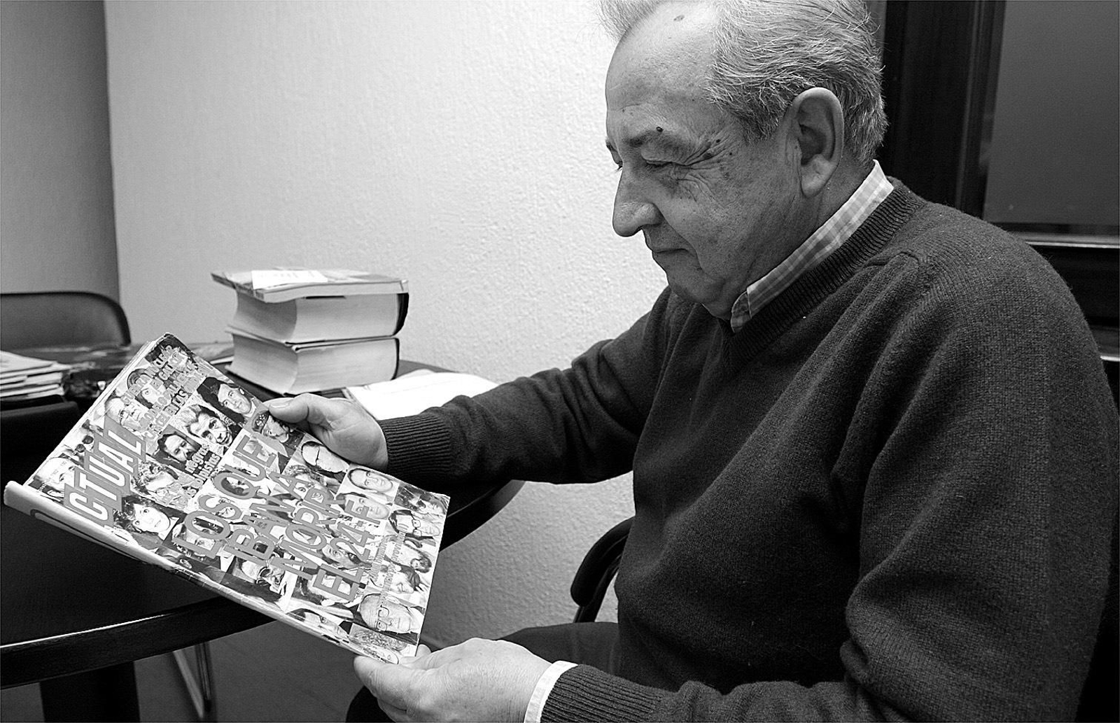 Paco Esteban, en 2005 con un ejemplar de la revista 'Actual' del 20 de agosto de 1982 en la que se recogían las listas negras de los golpistas.