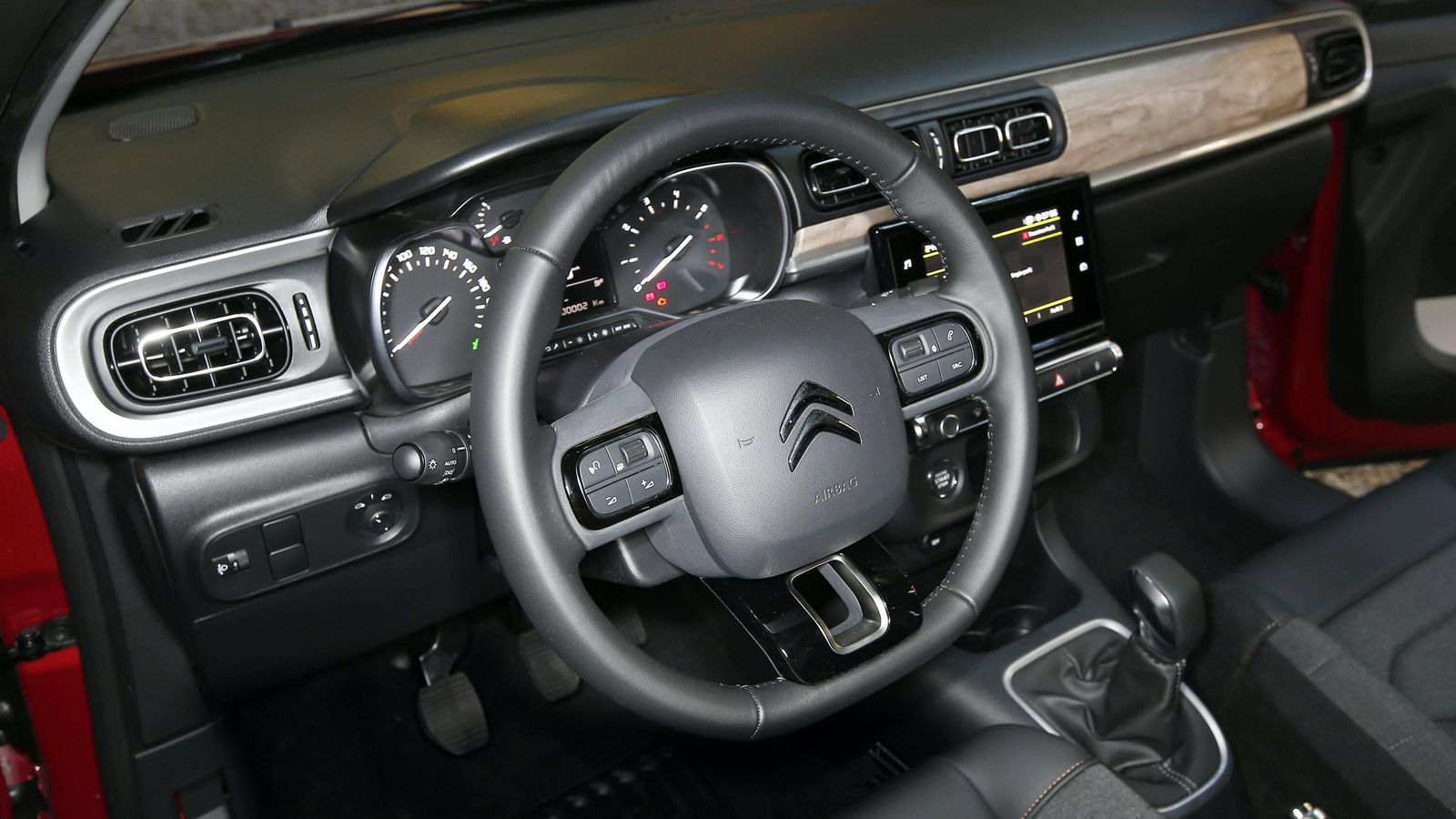 Son tres los ambientes interiores ahora. Las inserciones del salpicadero son nuevas.