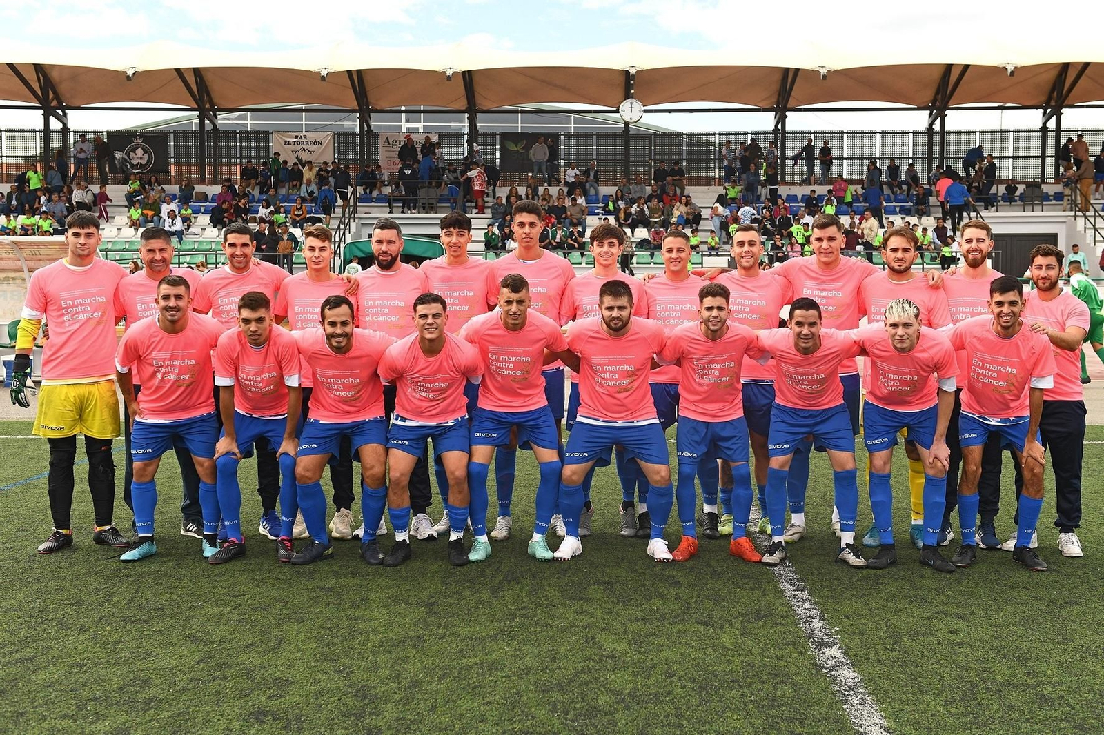 La Unión Deportiva Villamartín luciendo la camiseta contra el cáncer de mama