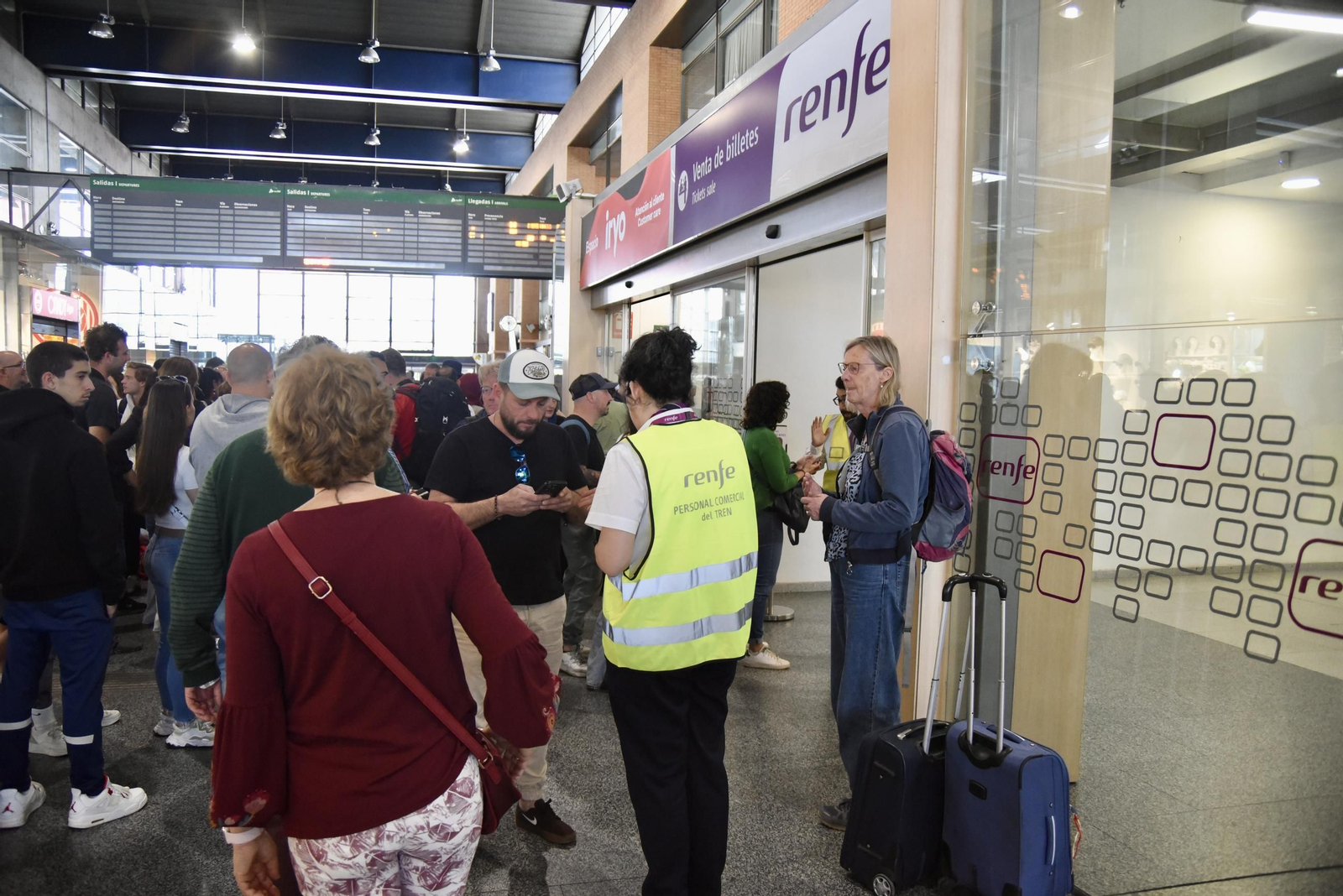 Las imágenes de la estación de trenes de Córdoba con cientos de personas atrapadas tras el apagón