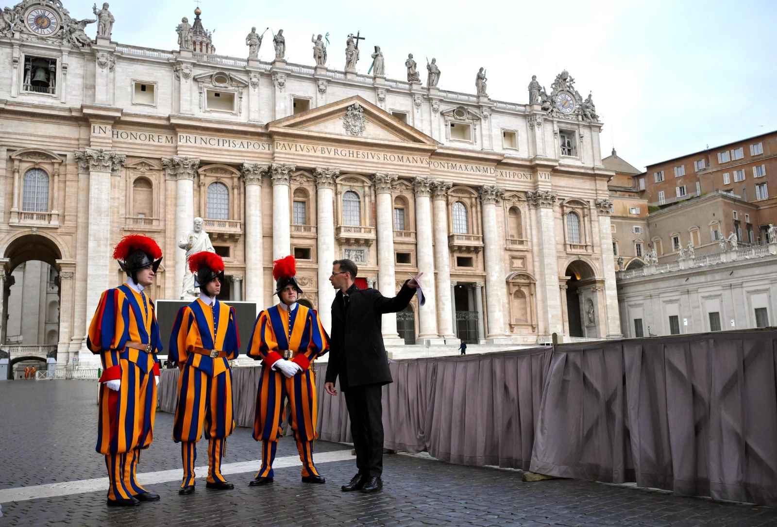 Las imágenes del traslado del féretro del papa Francisco a la Basílica de San Pedro en el Vaticano