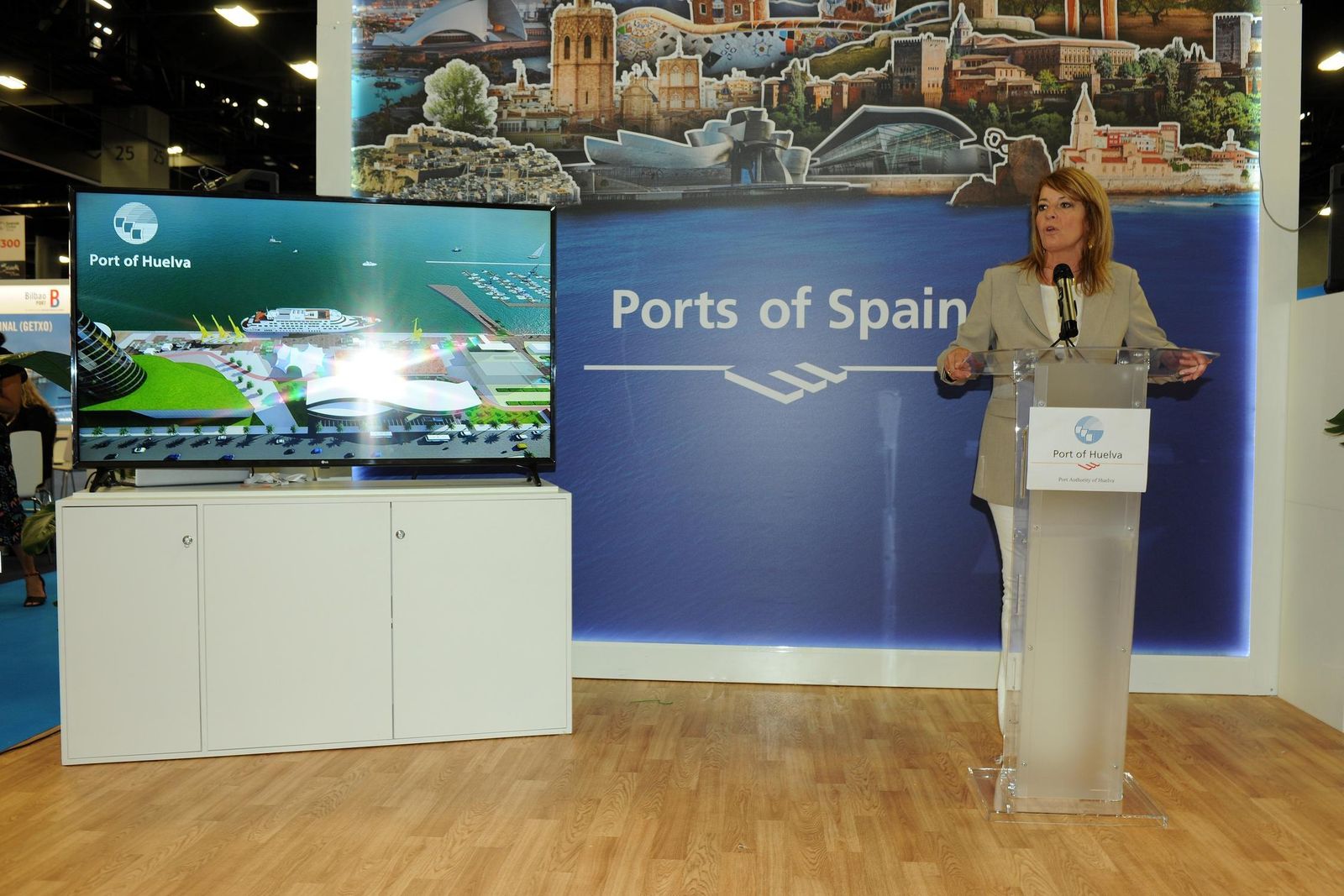 La presidenta del Puerto de Huelva, Pilar Miranda, durante la presentación de la nueva marina en Miami.