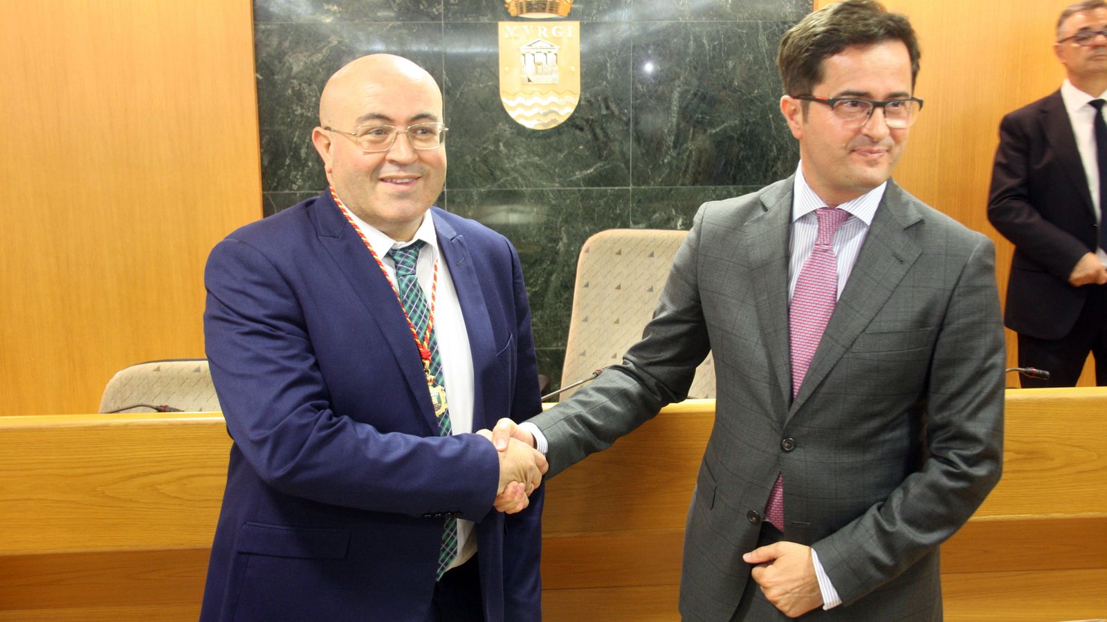 Bonilla y Góngora estrechan sus manos a la finalización del Pleno.