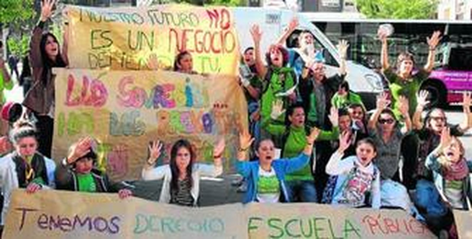 Un grupo de alumnos del IES Alhambra llevaron las protestas contra los recortes hasta las puertas de Educación.
