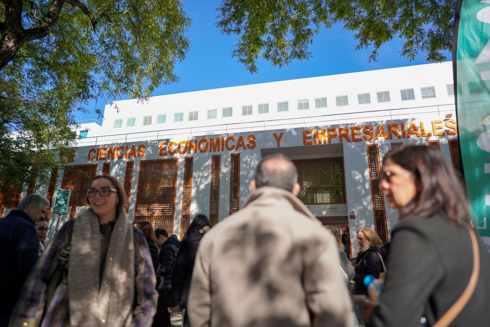 Aspirantes al examen y familiares se agolpan a las puertas de la Facultad de Ciencias Económicas y Empresariales.