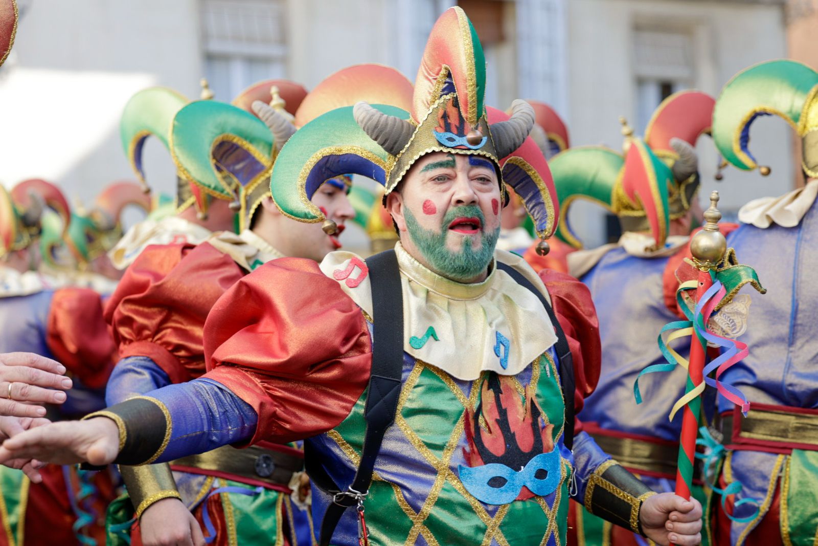 Así vive Cádiz su primer sábado de Carnaval: las imágenes de las batallas de copla y la fiesta en la calle
