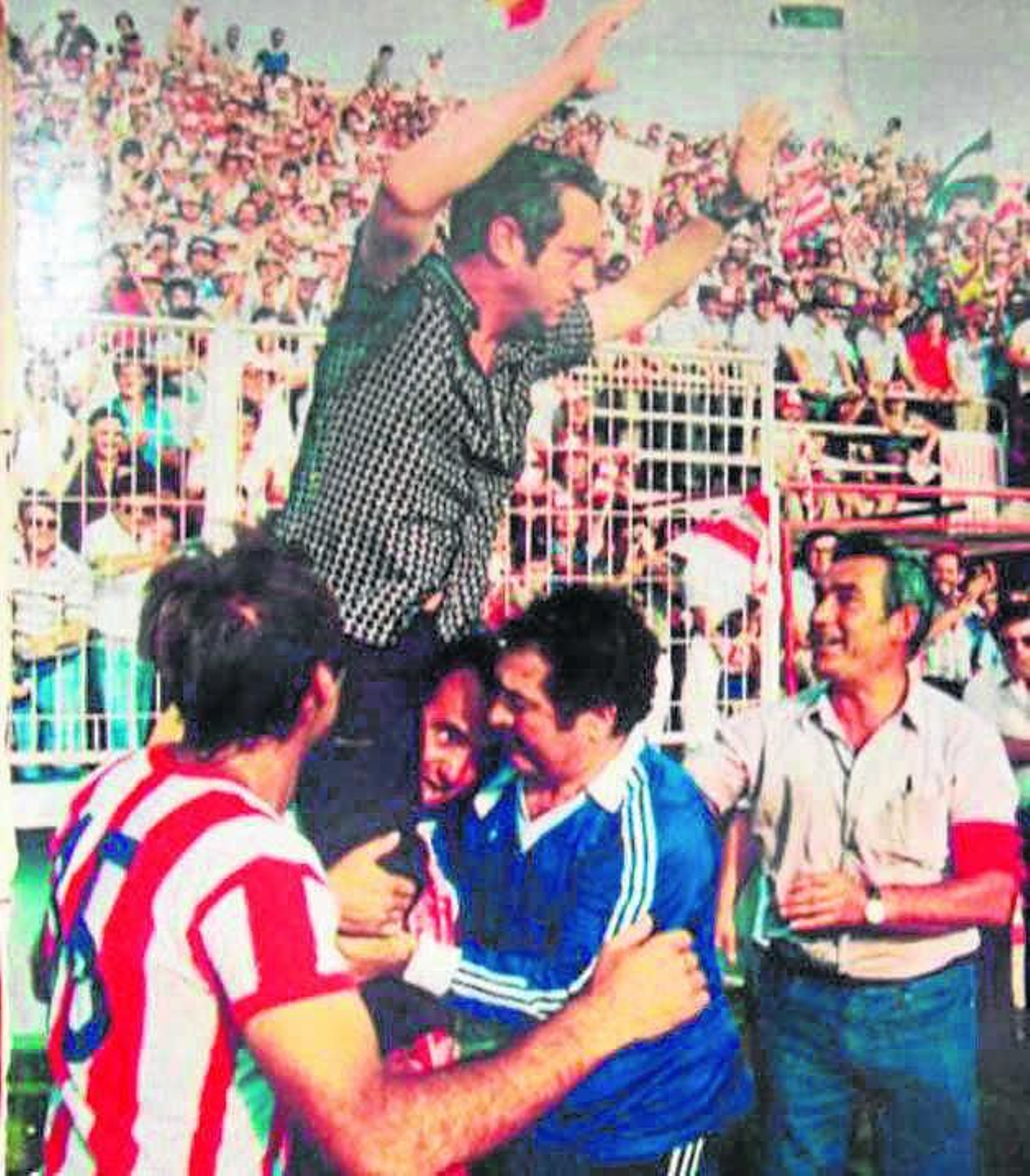 Icónica imagen de Maguregui a hombros de Pepe Morales en el Franco Navarro