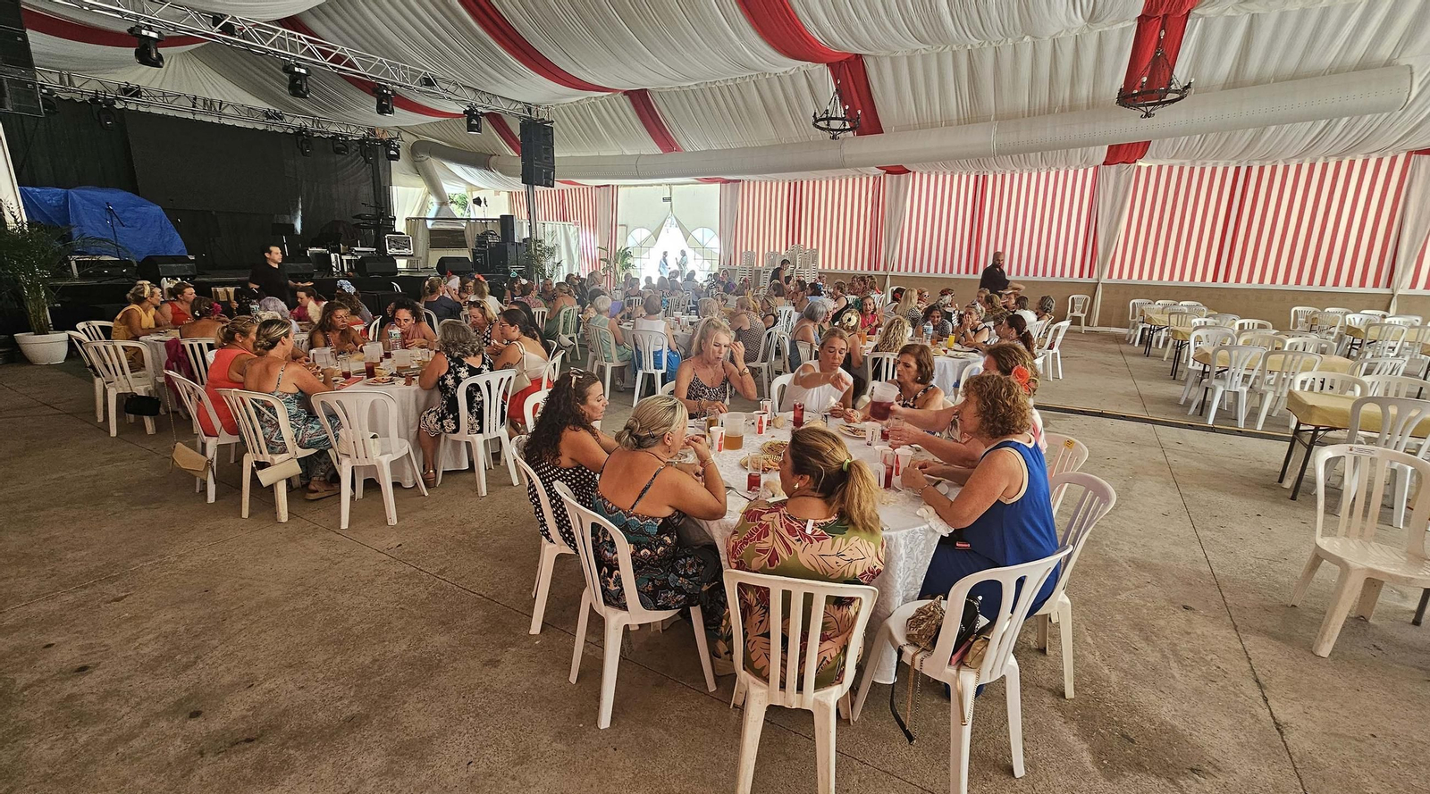 Las mujeres de San Roque disfrutan de su comida en la Feria Real