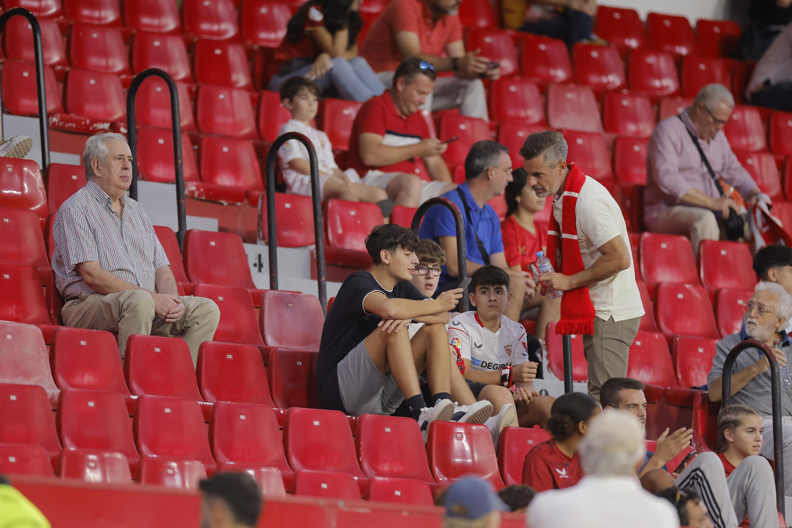 Búscate en las fotos del Sevilla-Lens