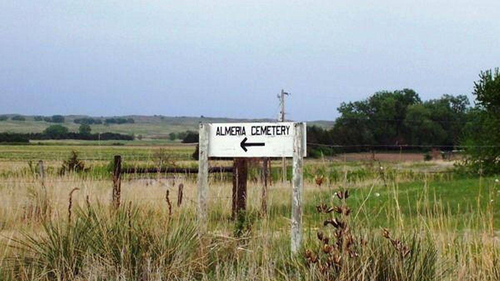 Letrero indicativo del cementerio de Almeria, en Nebraska