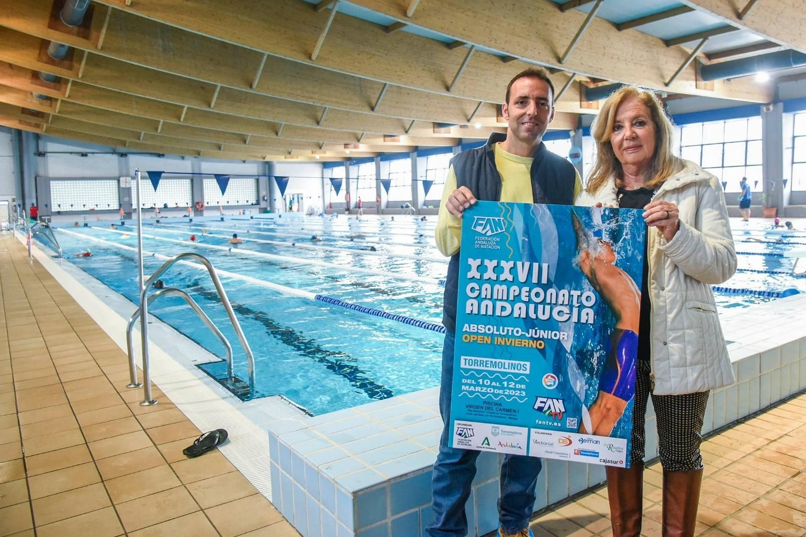 El concejal de Deportes, Ramón Alcaide, y la delegada de la Federación Andaluza de Natación, Toñi Vázquez.