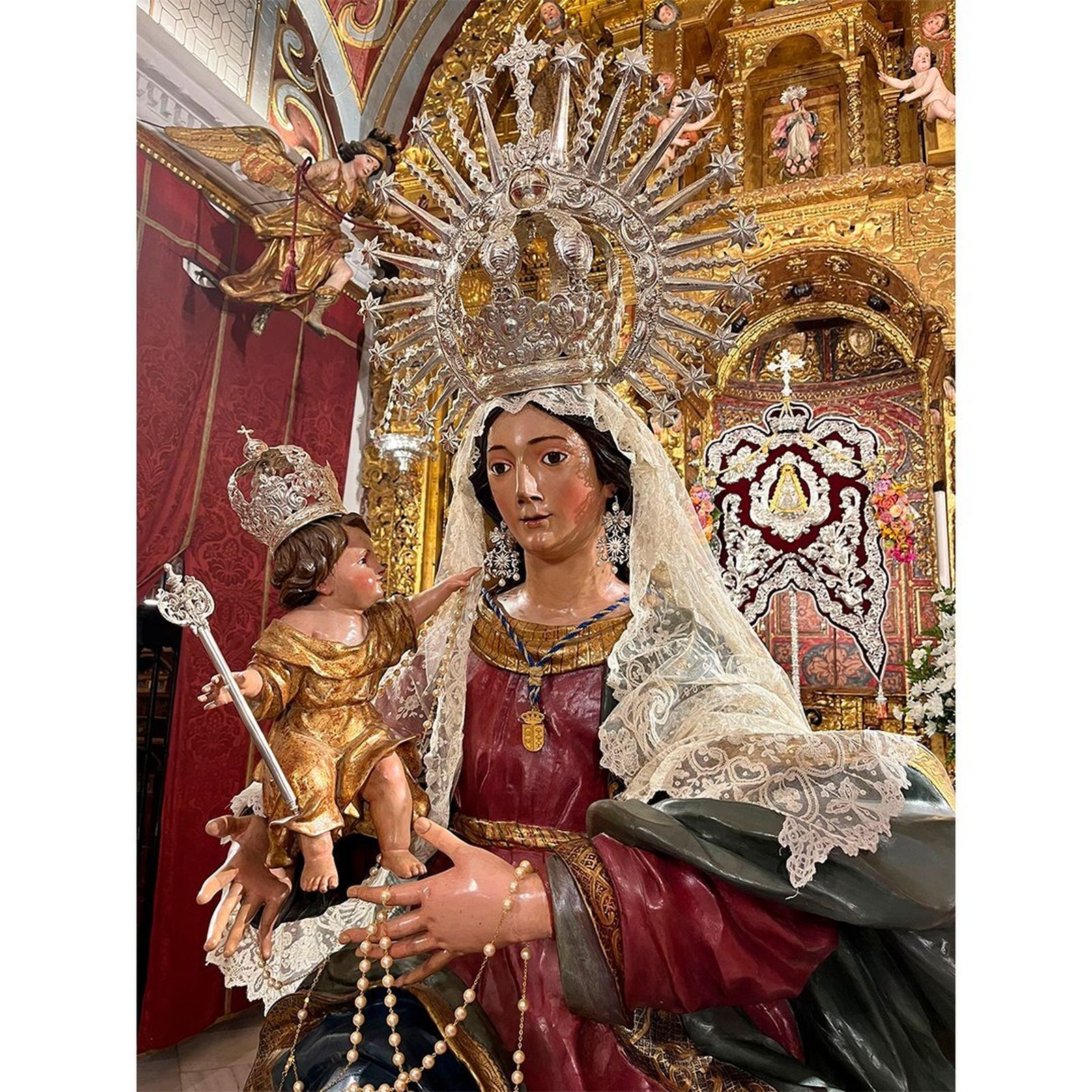 La Virgen de las Nieves y el Simpecado rociero en la Colegiata durante la veneración