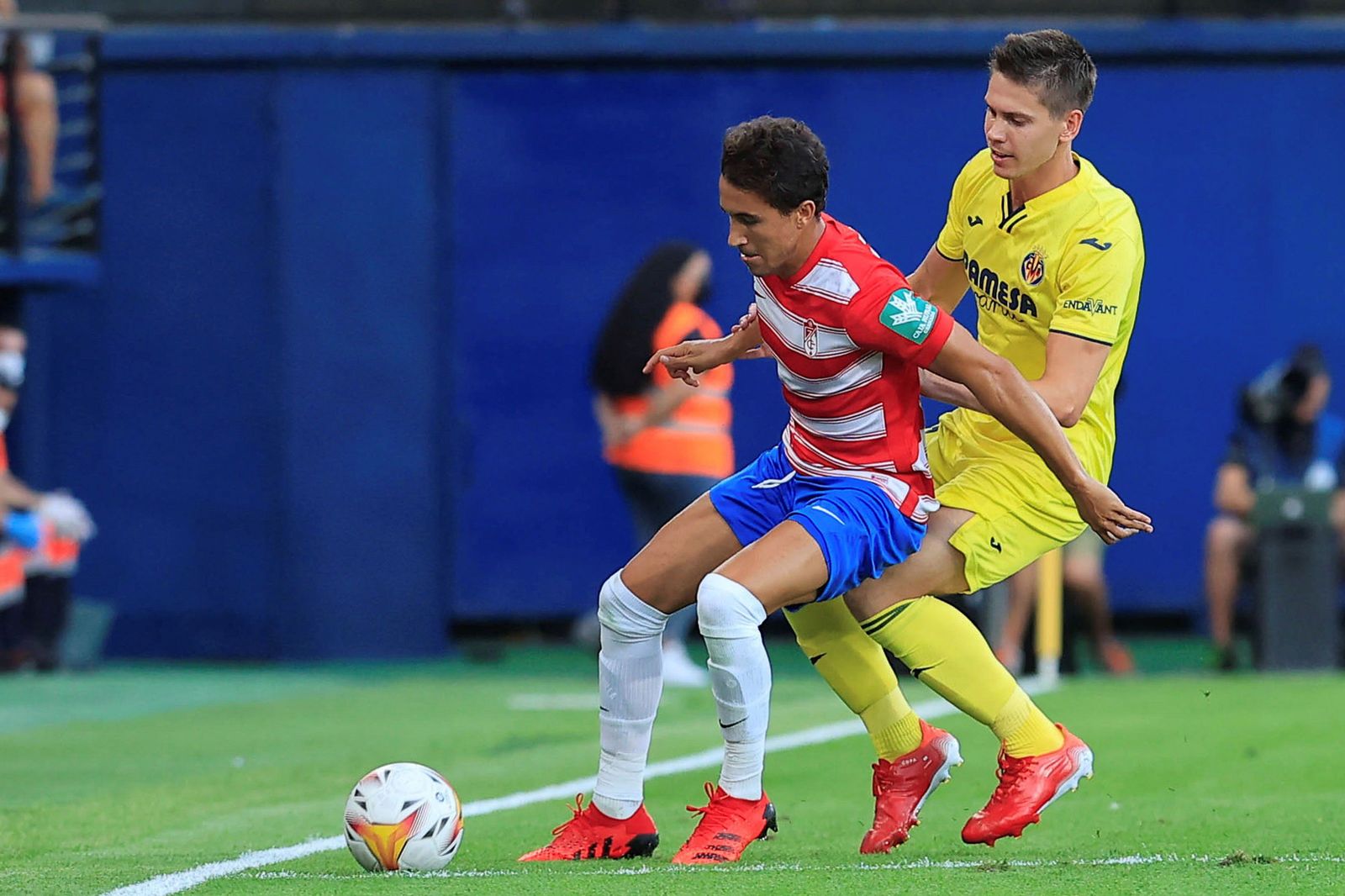 Luis Milla protege el balón ante Foyth durante el partido