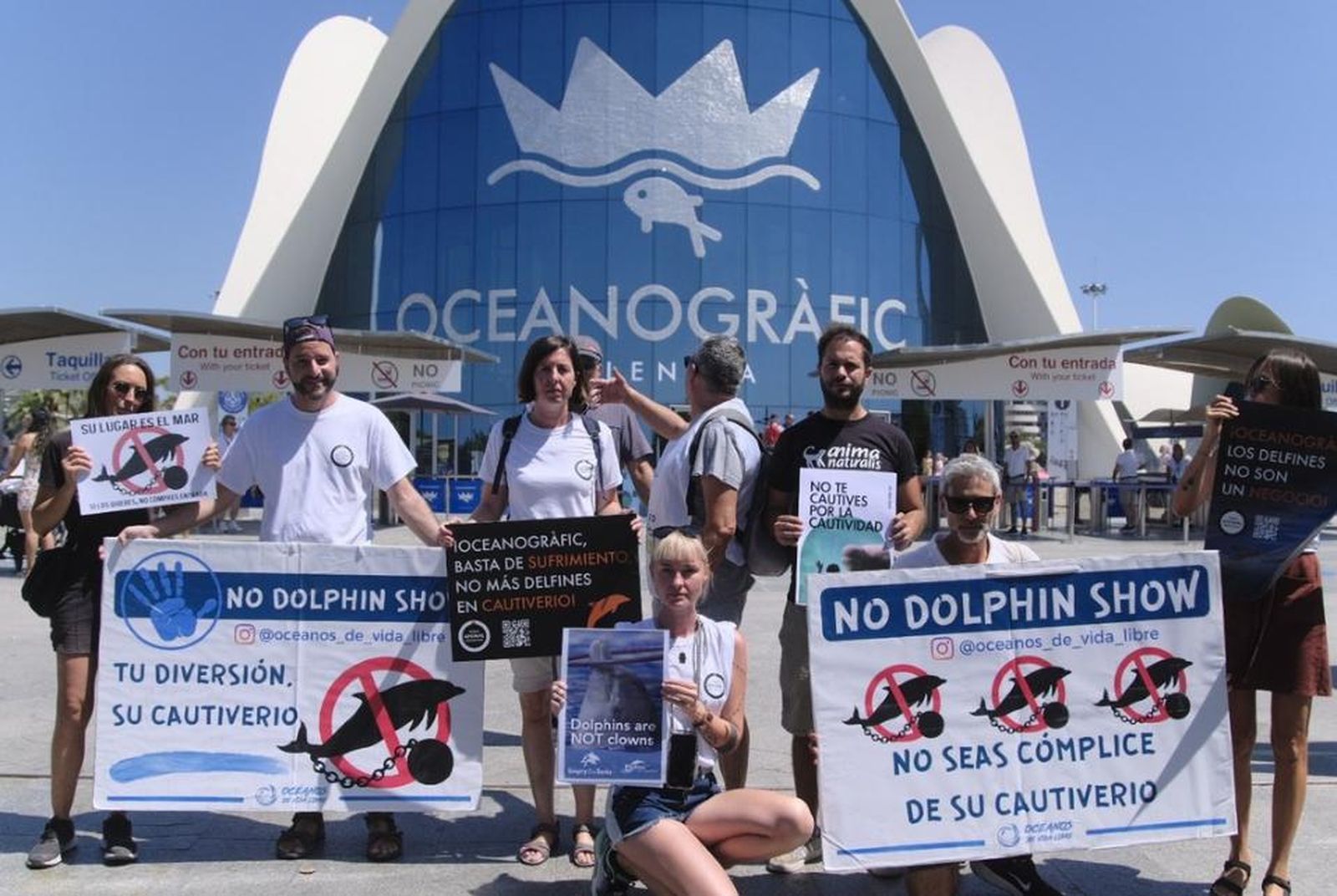 Protestan a las puertas del Oceanogràfic de Valencia para denunciar el maltrato a delfines