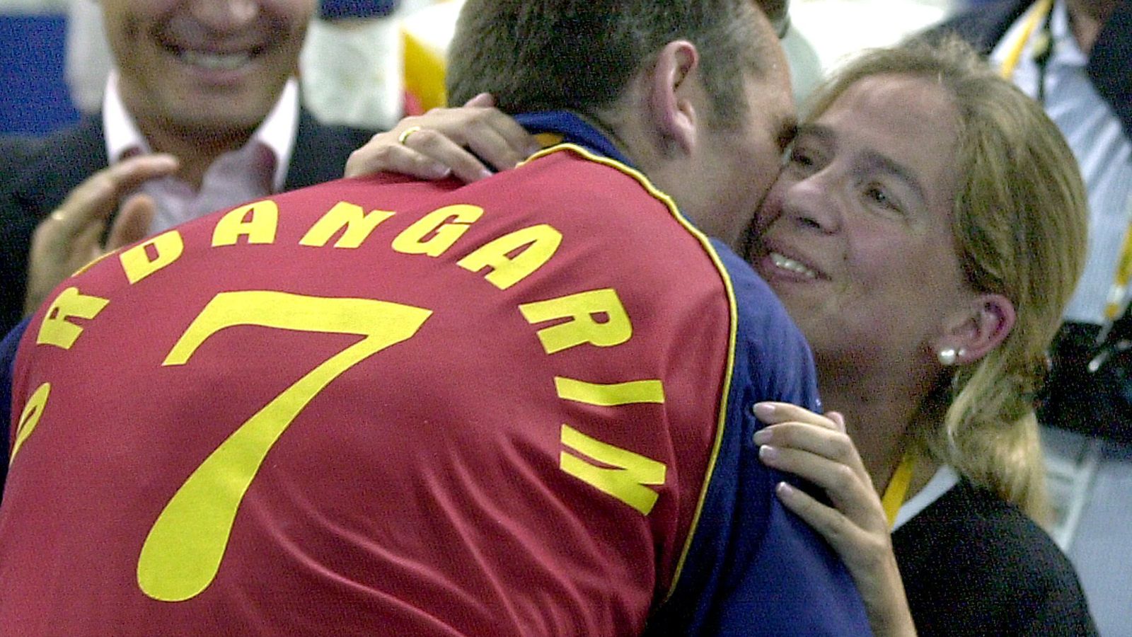 Doña Cristina besa a Iñaki Urdangarin tras el bronce obtenido por la selección de balonmano en Atlanta 96