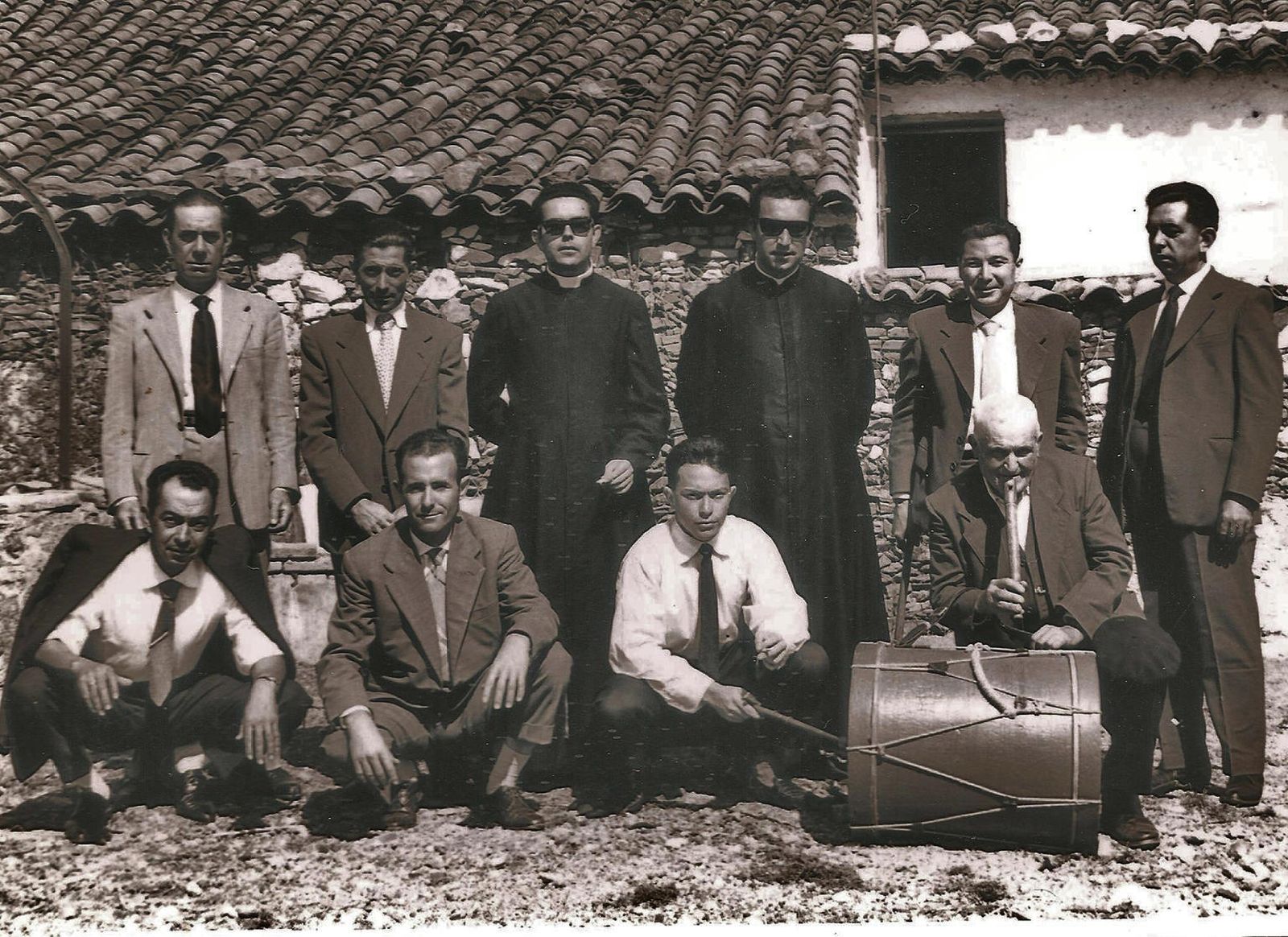 Algunas de las fotografías que forman parte de la exposición sobre el tamborilero serrano.