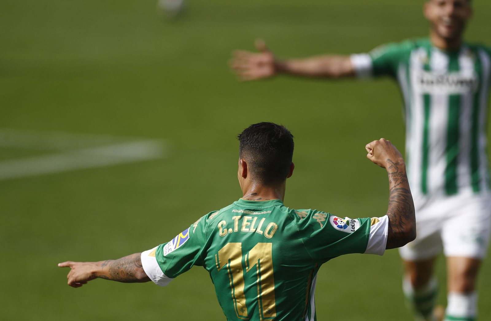 Tello festeja su primer gol al Elche.