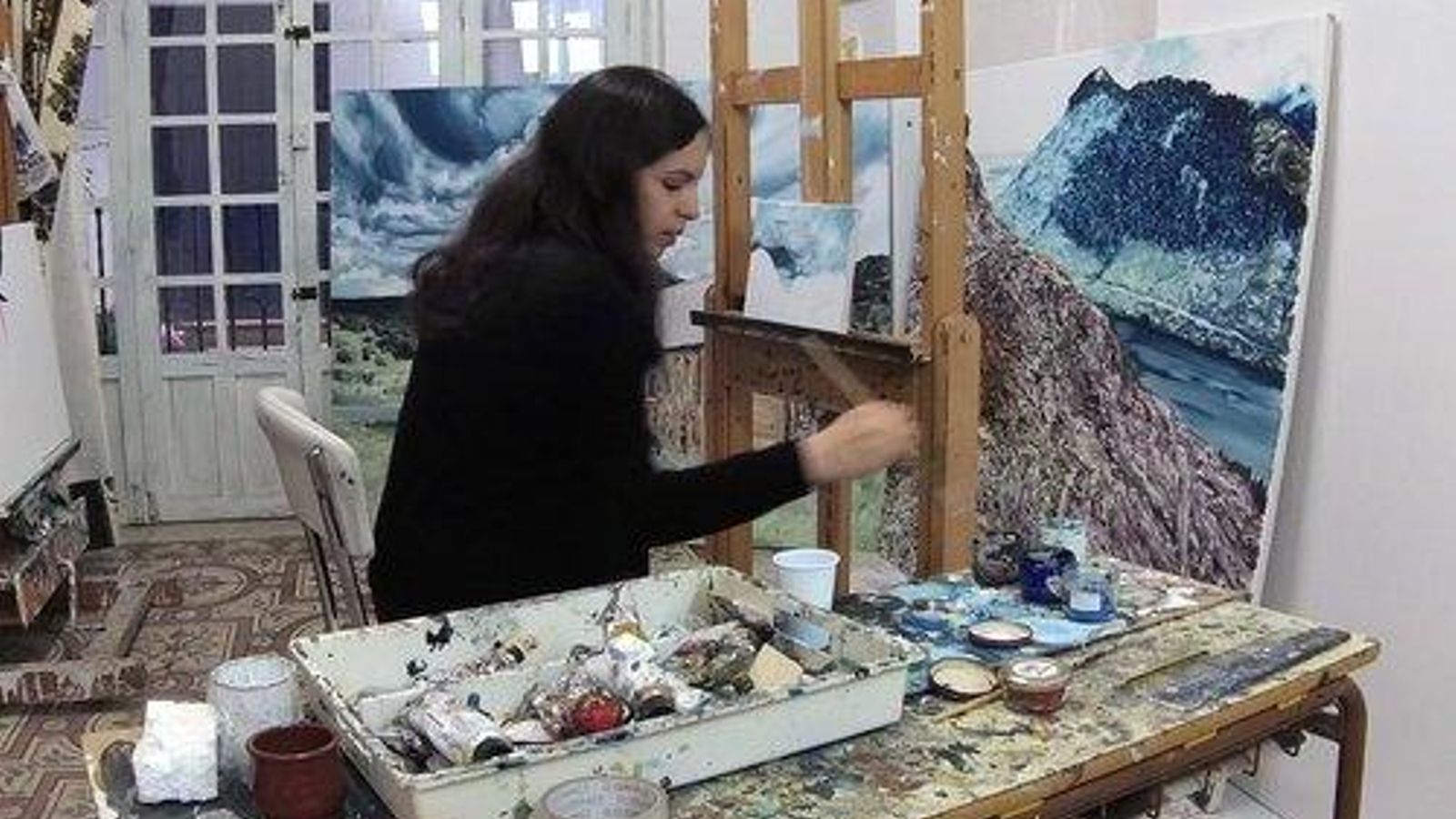 La artista en su estudio.