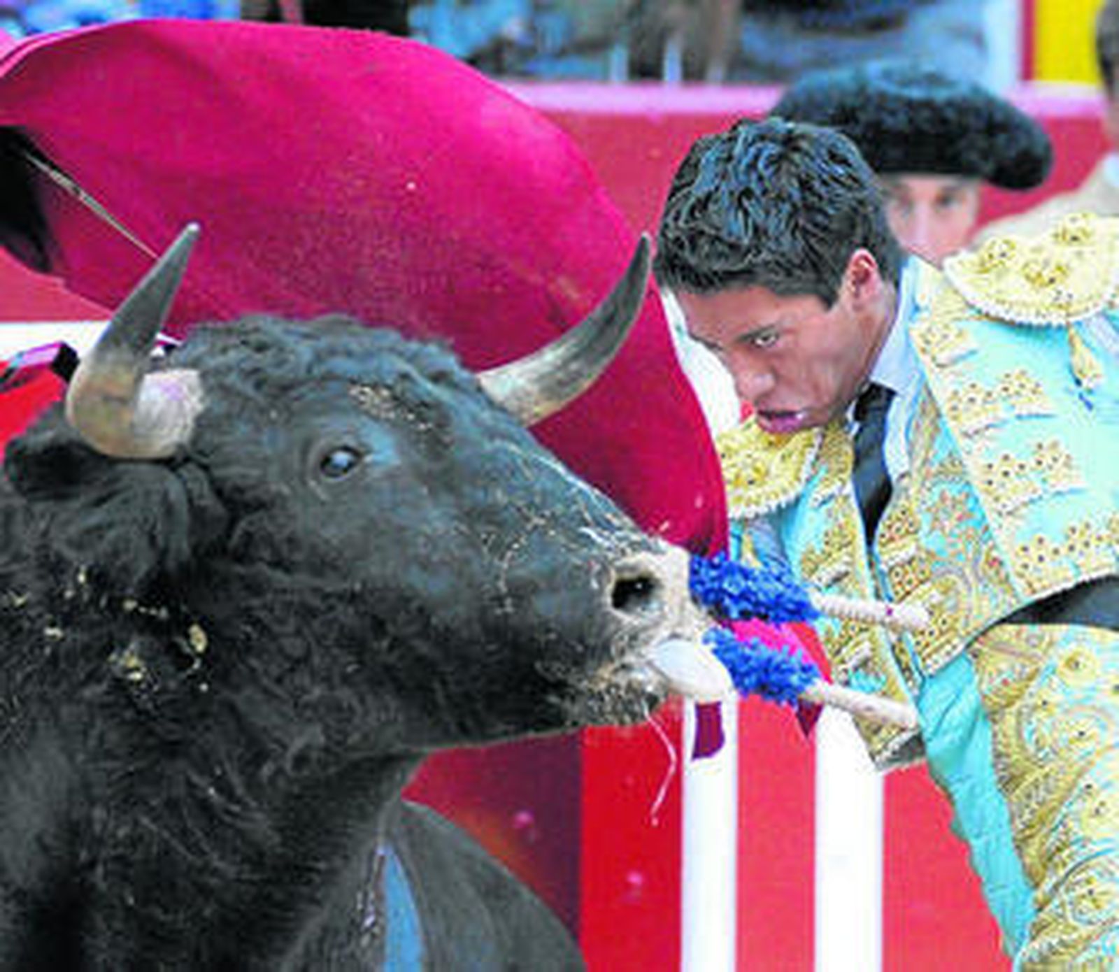 El novillero mexicano Sergio Flores remata con un pase de pecho una serie al primer novillo de su lote.