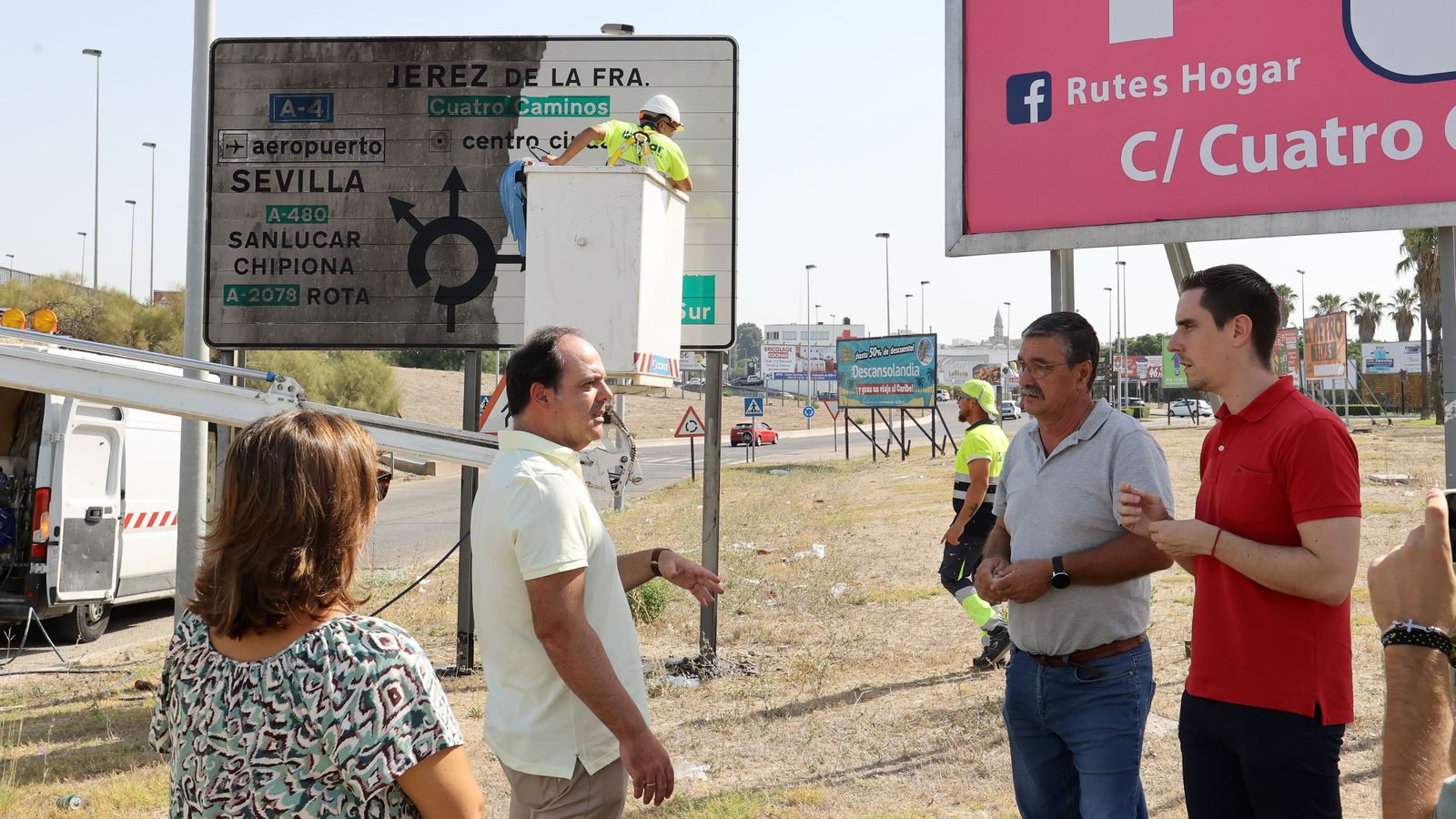 Jaime Espinar supervisa los trabajos de limpieza.