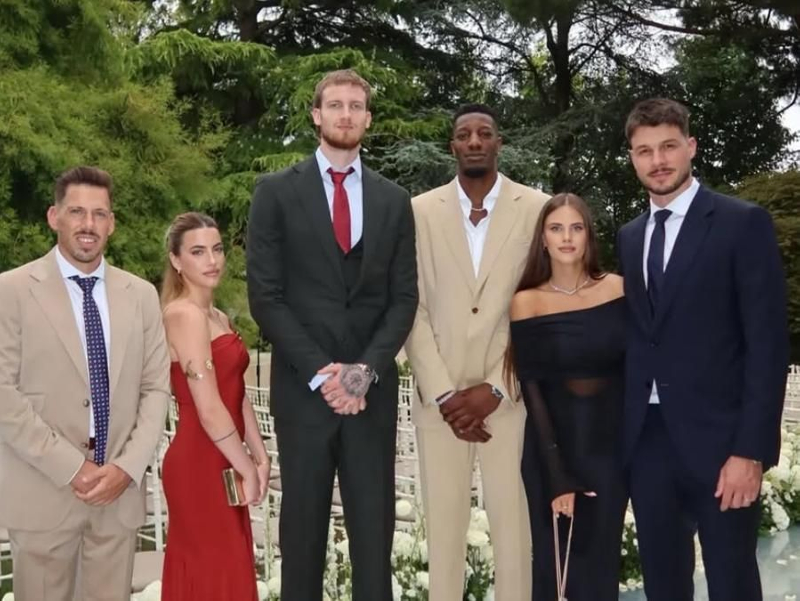 Tyson Pérez, un fin de semana redondo: Renovación y boda con compañeros del Unicaja Tyson Pérez, un fin de semana redondo: Renovación y boda con compañeros del Unicaja