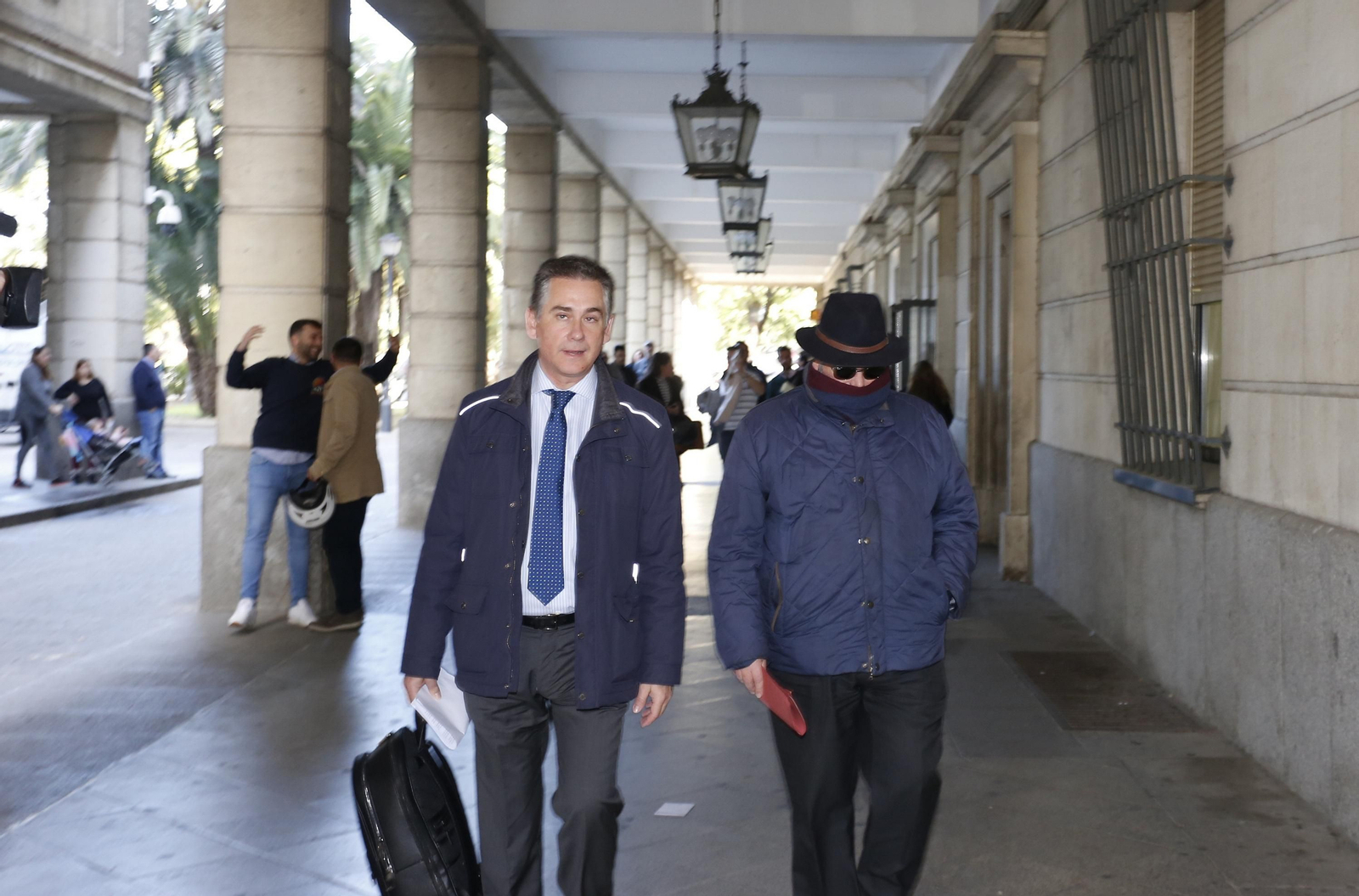 El ex contable de Lipasam, con mascota, acompañado de su anterior abogado defensor.