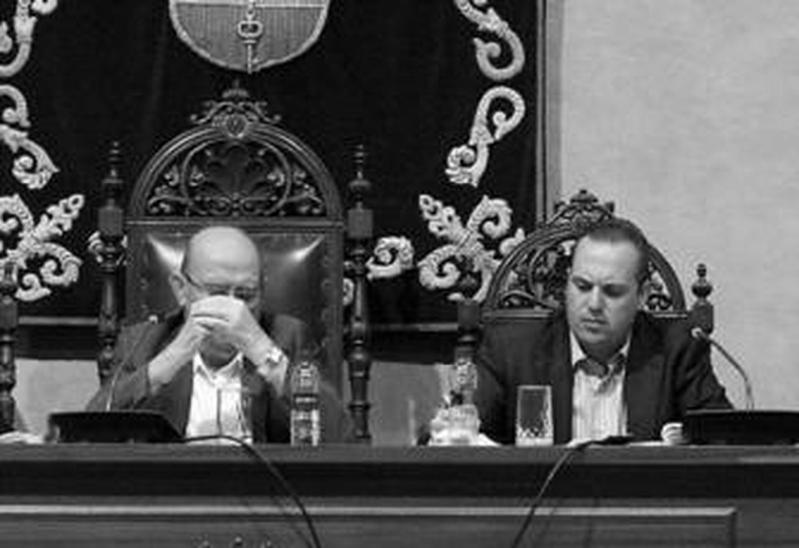 El alcalde, José Vázquez y el concejal Juan Carlos Ruiz Boix durante la sesión plenaria, ayer por la tarde.