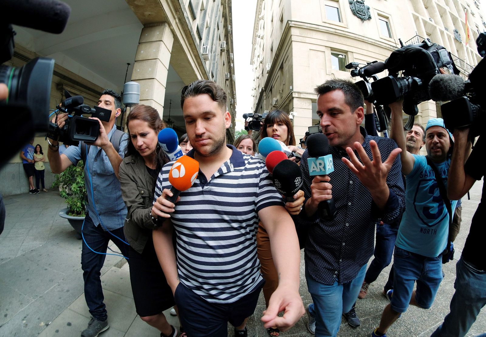 José Ángel Prenda rodeado de periodistas en una de sus comparecencias en el Juzgado.