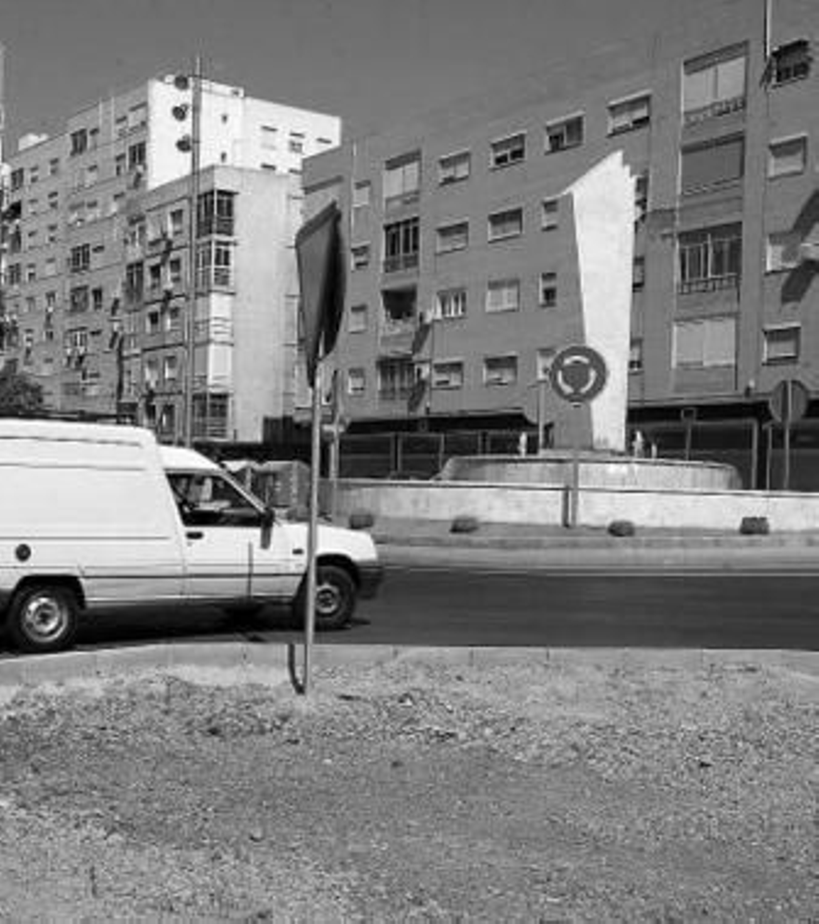 Zonas por ajardinar de la nueva rotonda de la avenida de Monserrat.