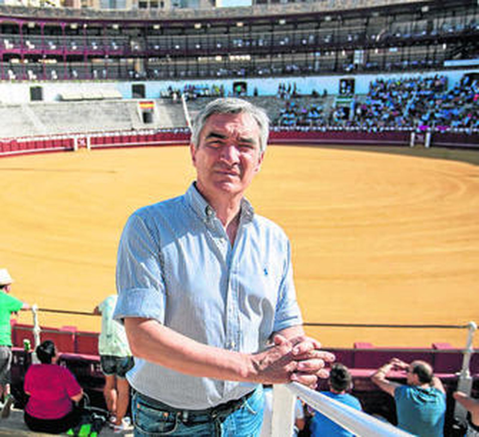 Cutiño posa en los tendidos de la plaza de toros de La Malagueta.