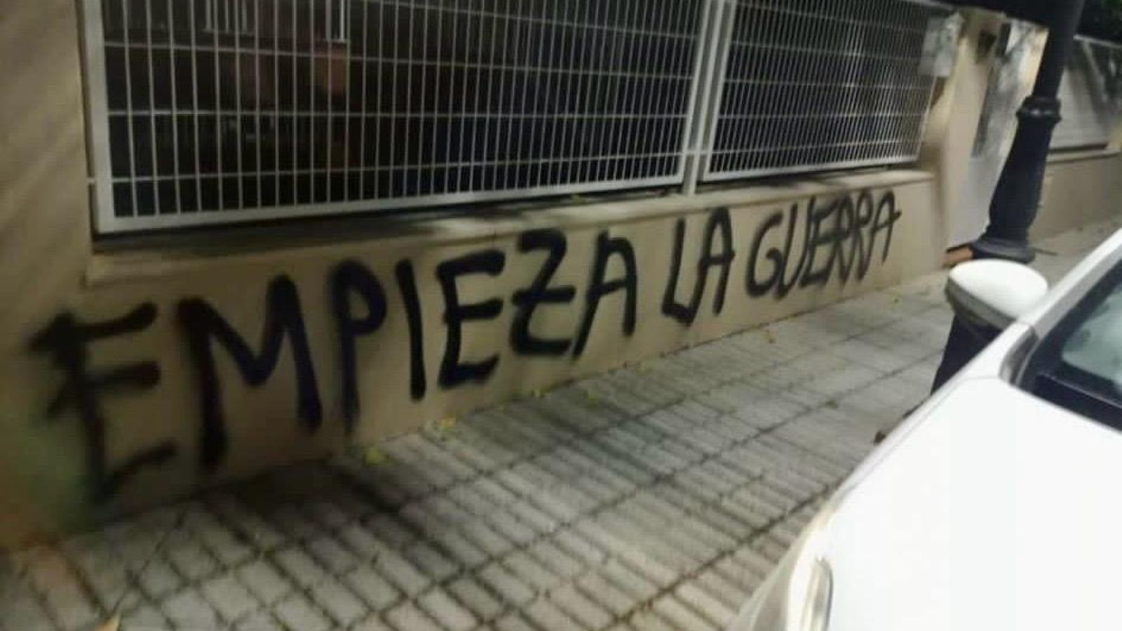 "Empieza la guerra", otra de las pintadas sin firmar que ha aparecido esta madrugada.