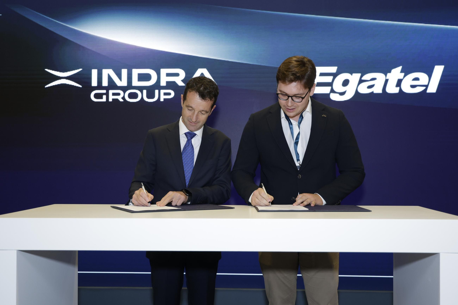 El presidente ejecutivo de Indra Group, Ángel Escribano, y Yago Novoa, CEO de Egatel, firman el acuerdo