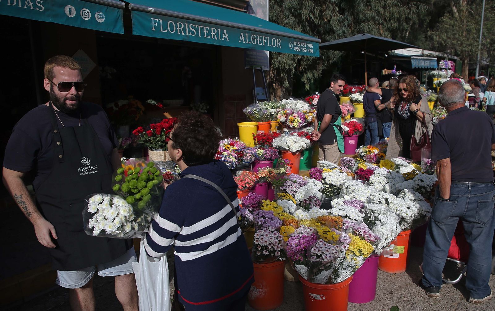 Fotos de los preparativos para los Tosantos en el cementerio de Algeciras