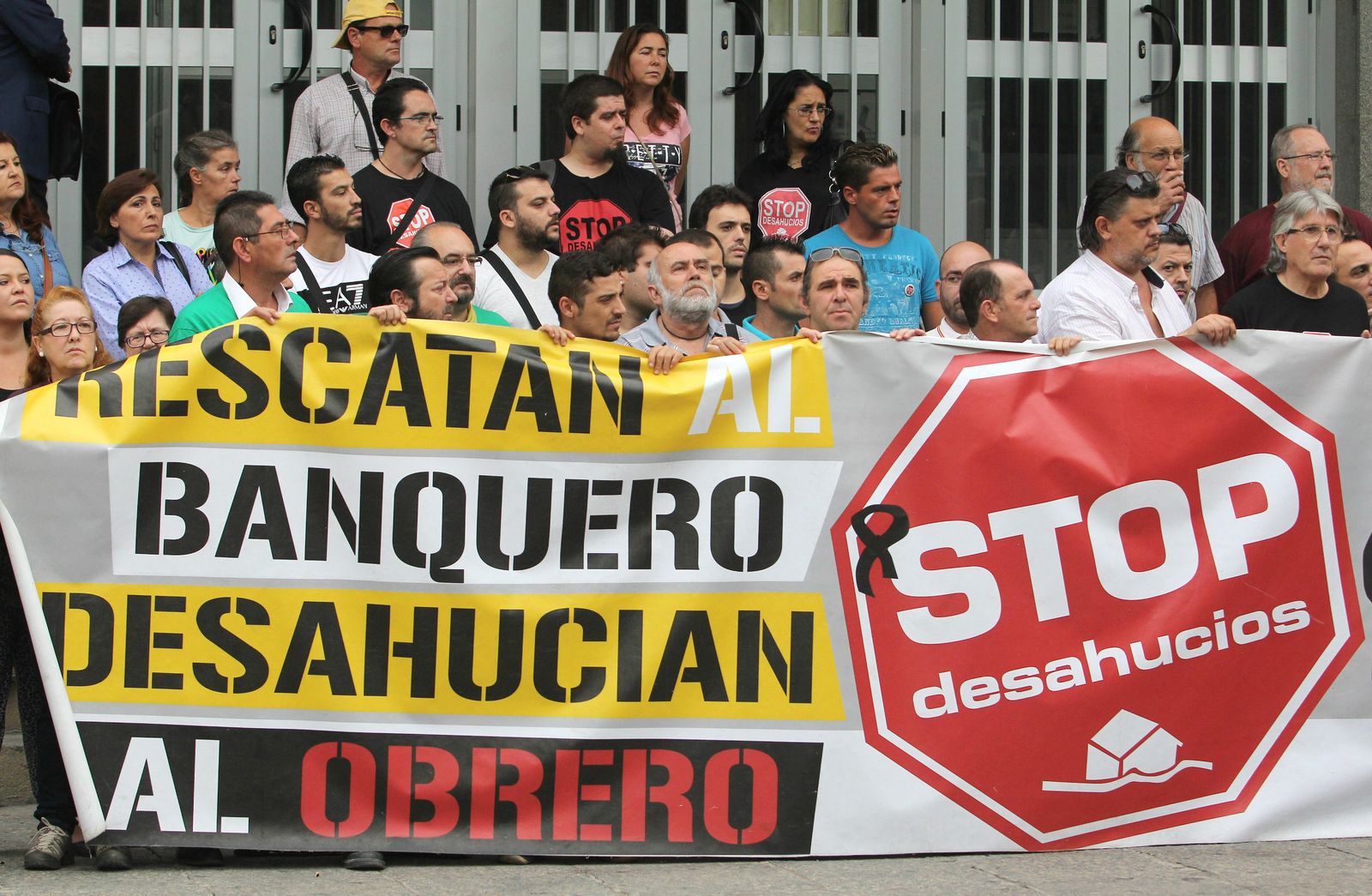 Concentración de usuarios solicitando la paralización de las ejecuciones hipotecarias.