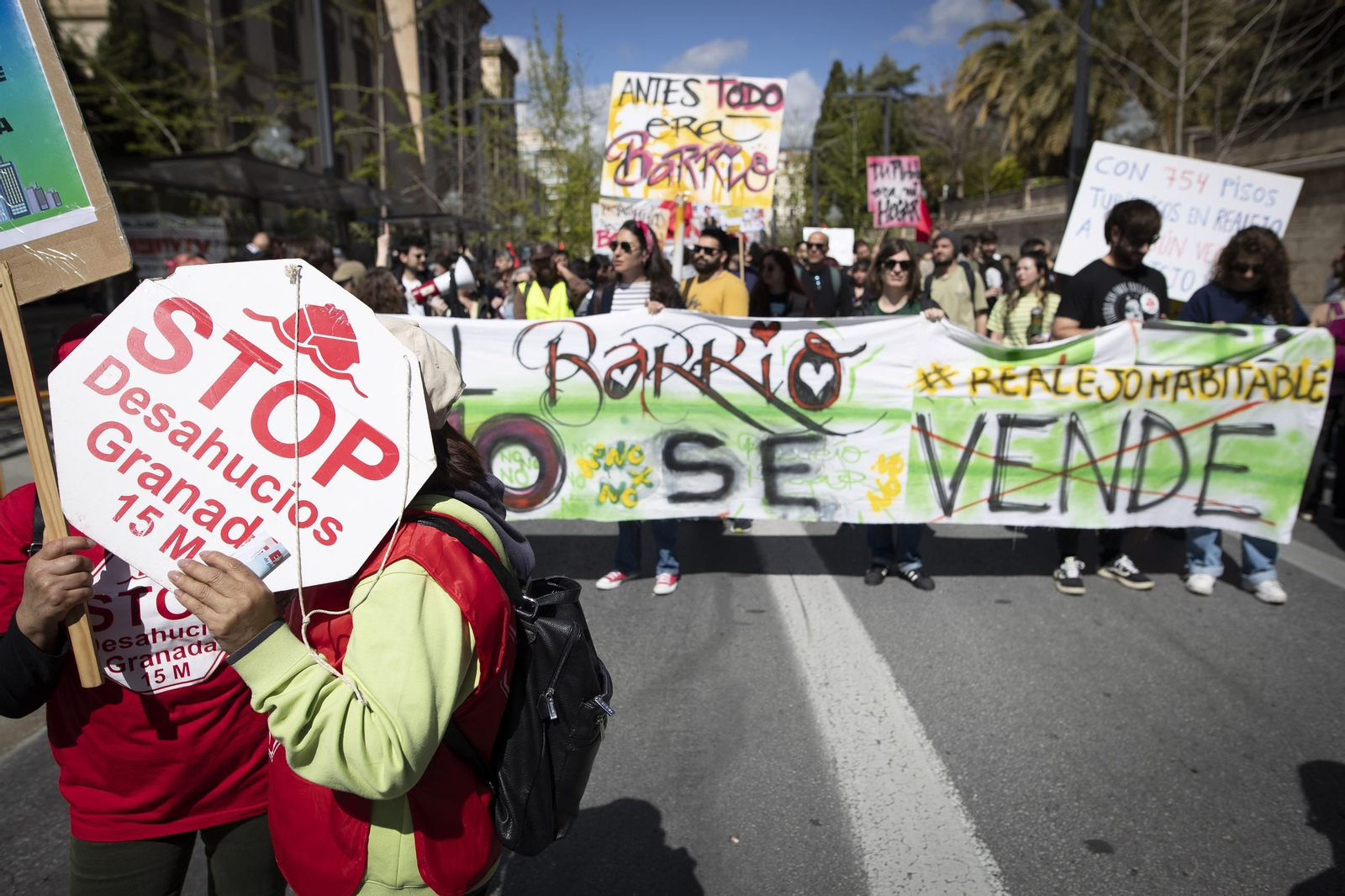Todas las imágenes de la manifestación contra "el negocio de la vivienda" en Granada
