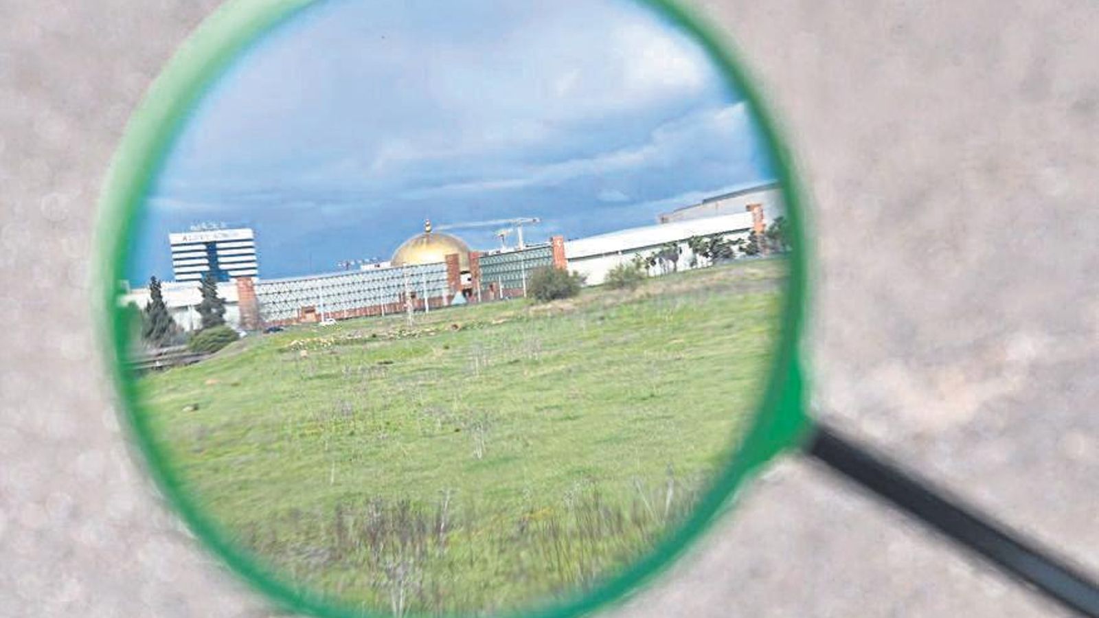 El otro suelo, visto desde el retrovisor de una motocicleta.