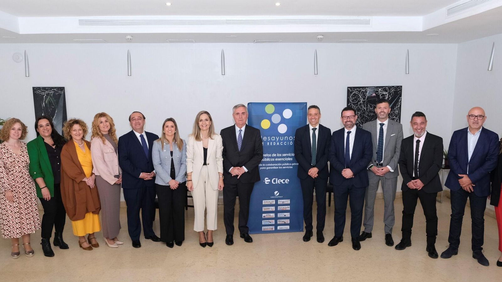 Cristóbal Valderas junto a parte del equipo humano de su empresa en Almería, el director de Diario de Almería y la diputada nacional de PP por Almería. Maribel Sánchez, y su jefa de gabinete.