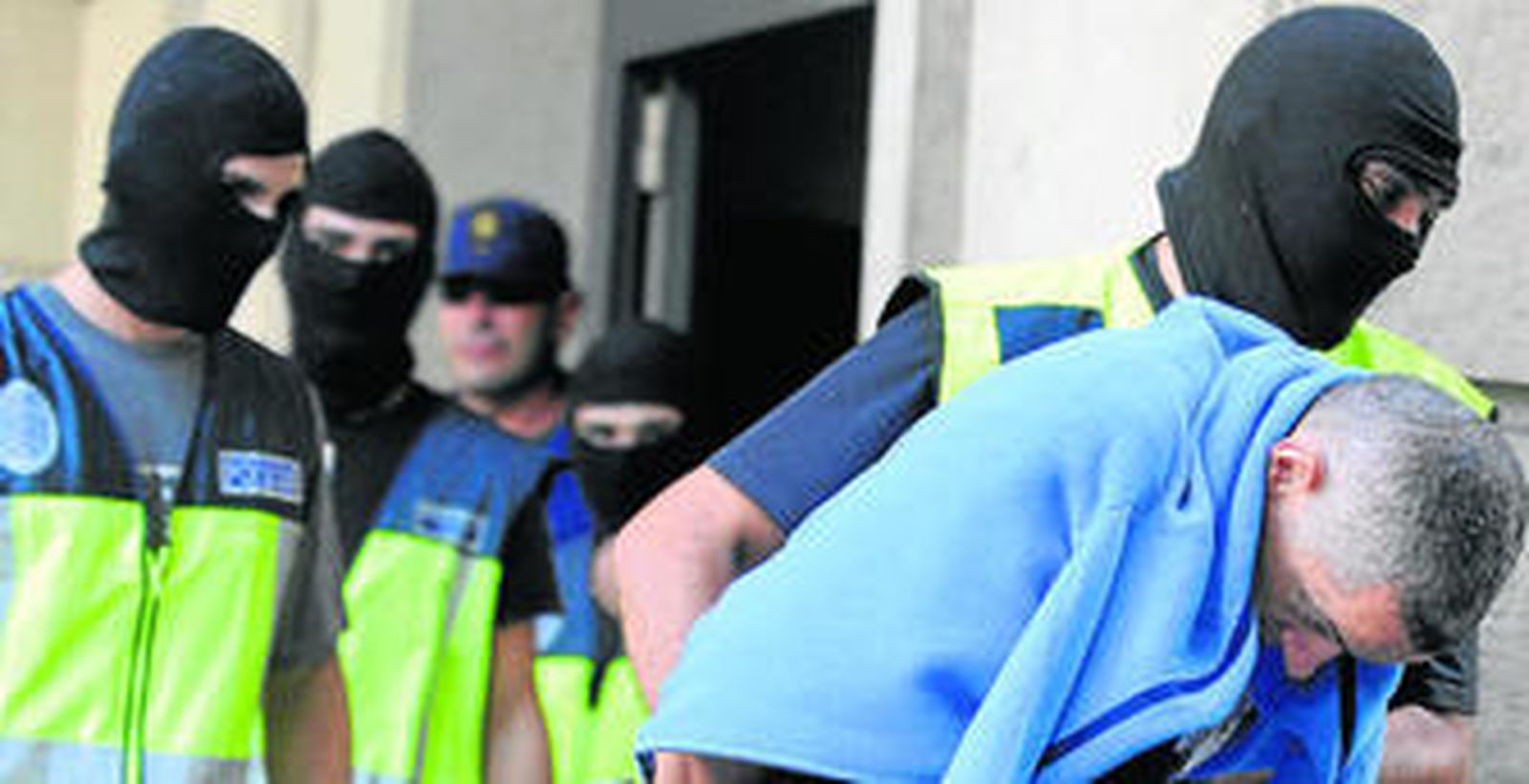 El ex agente de la Udyco imputado por el robo de la droga, en los juzgados de Sevilla en 2009.